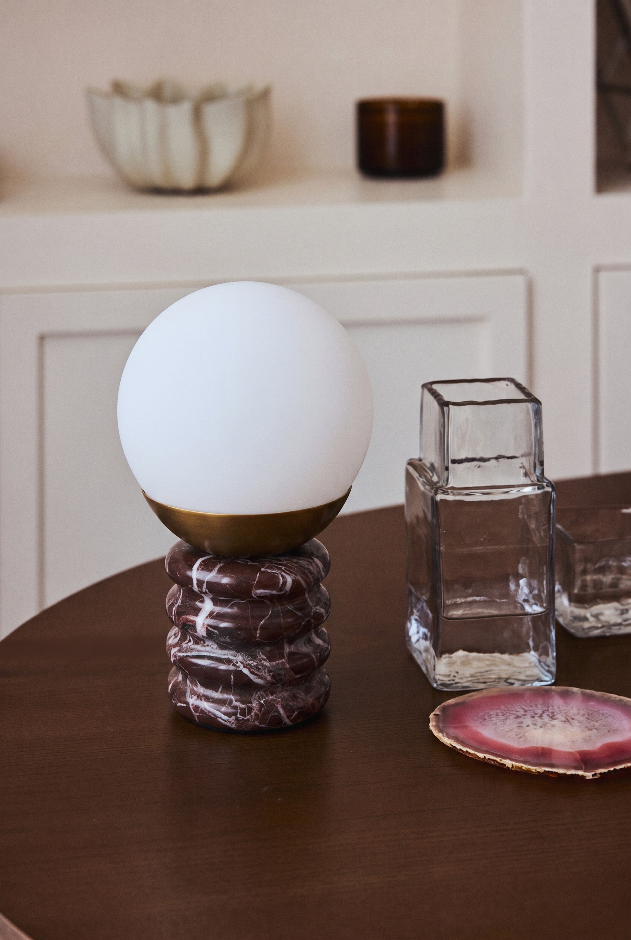 Lampe Noctis - marbre rosso levanto - globe opalin et laiton en détail
