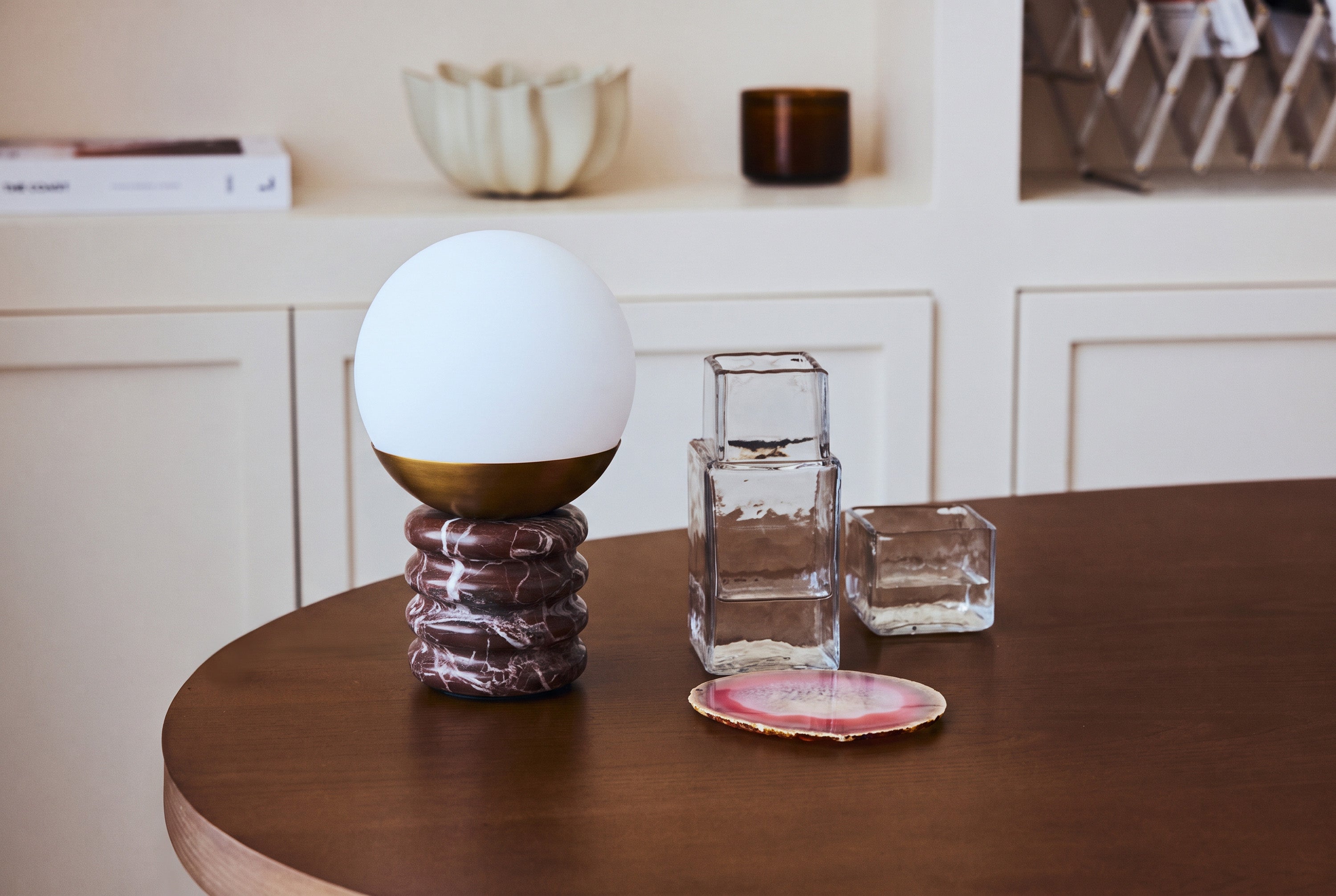 Lampe Noctis - NV GALLERY - marbre rosso levanto - sur une table en bois