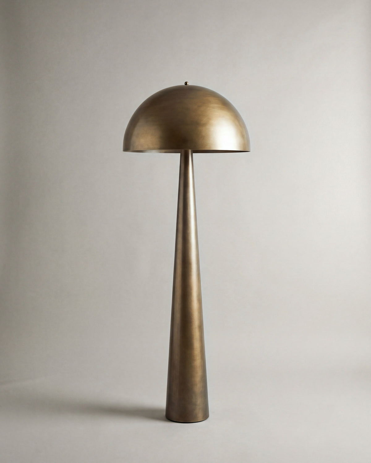 lampadaire OLYMPIA en bronze éteint, dôme hémisphérique sur un fût conique effilé