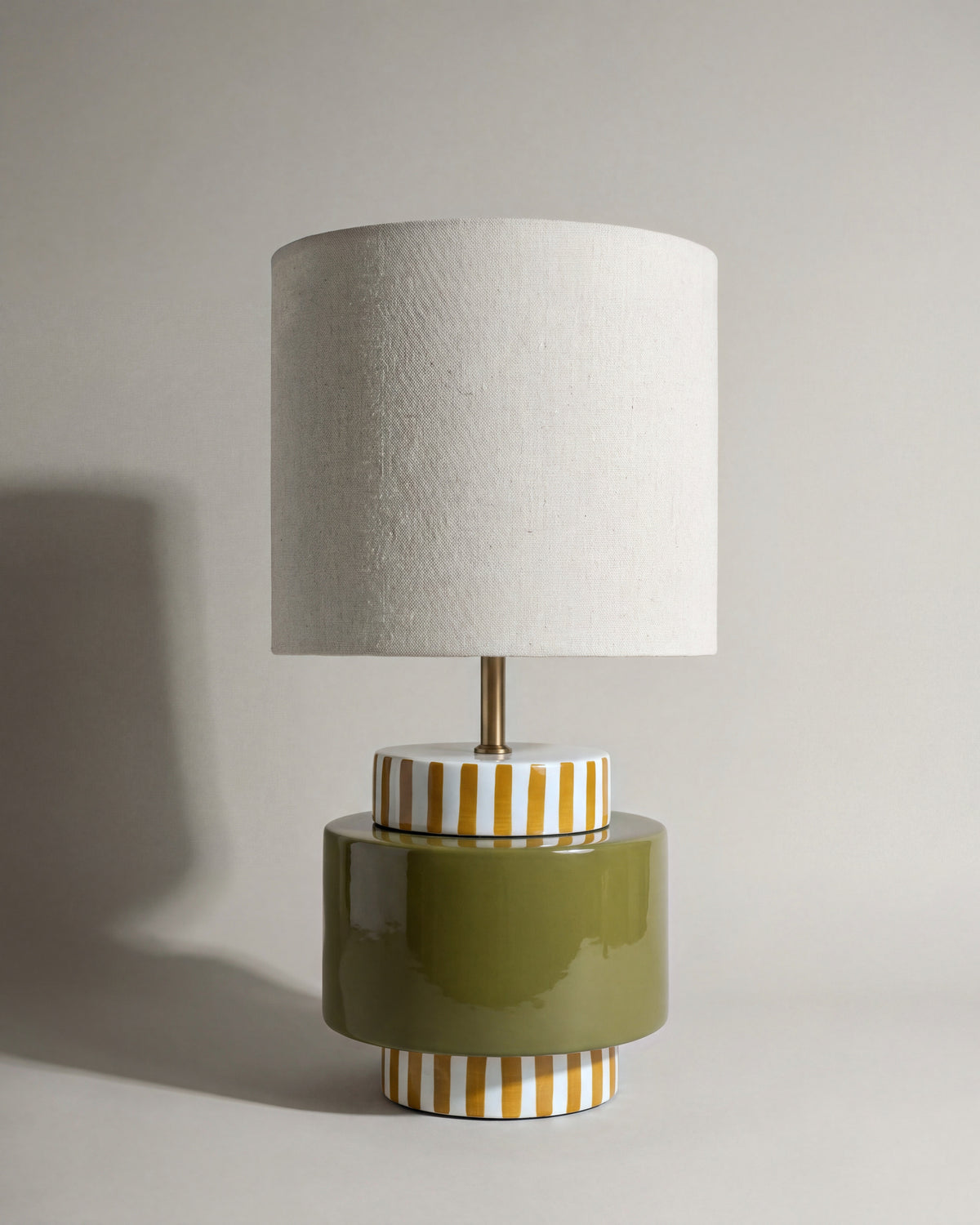 lampe de table ONJO éteinte, pied en céramique vert olive à rayures jaunes et blanches