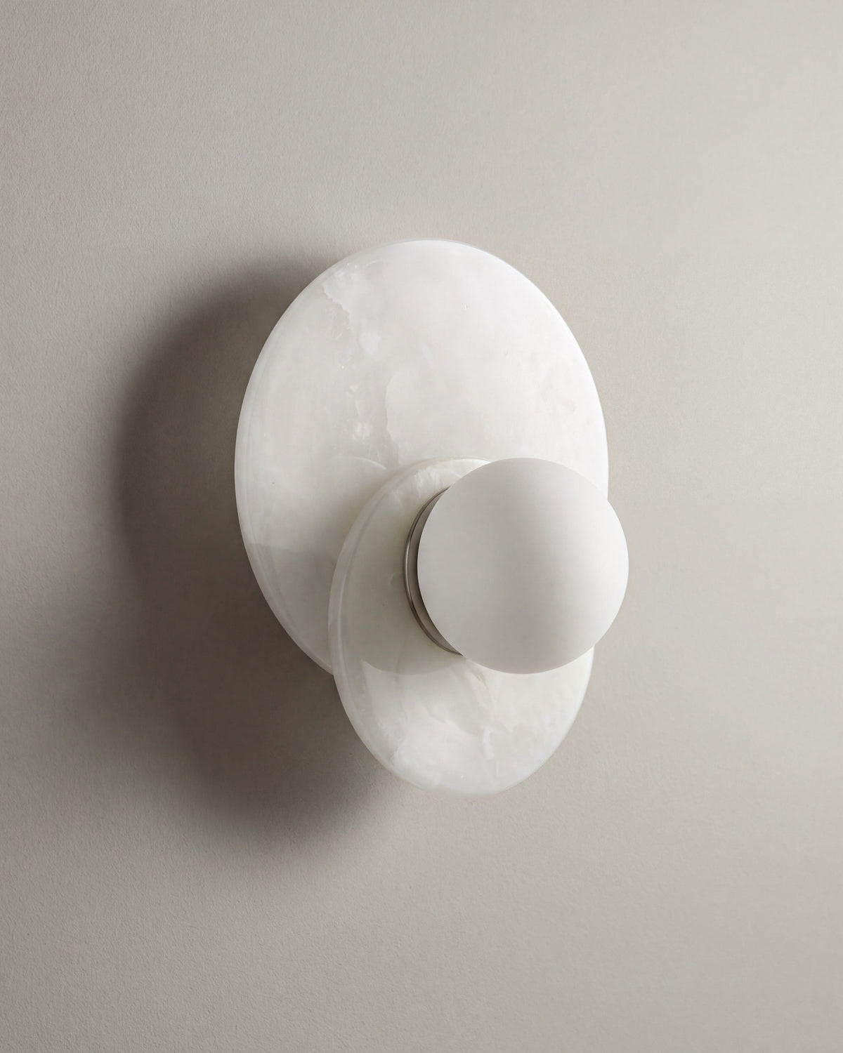 applique murale ORBE en albâtre blanc, disque et globe décentré, vue de trois quarts