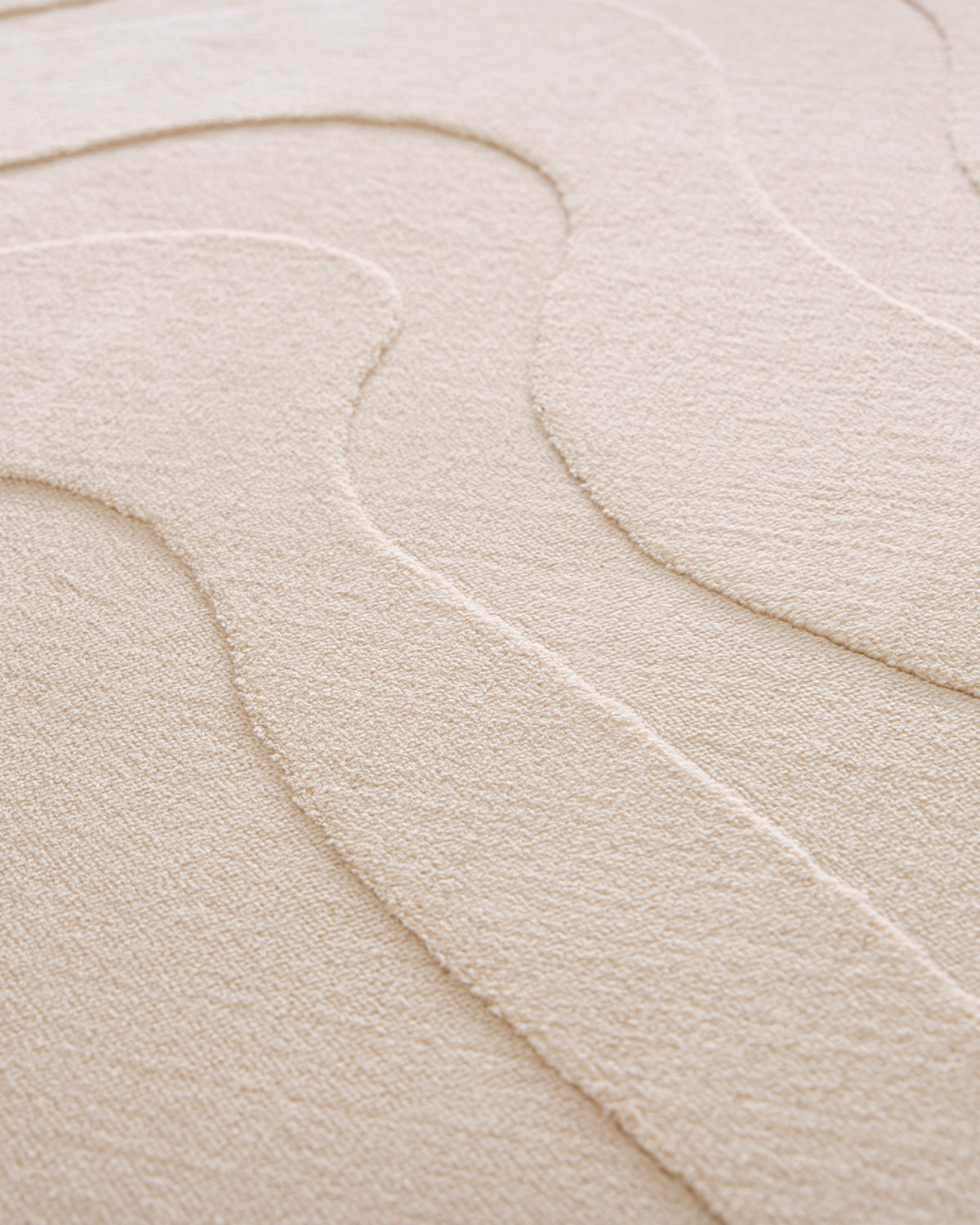 gros plan sur les lignes ondulantes en relief du velours écru d'un tapis de salon Ikat