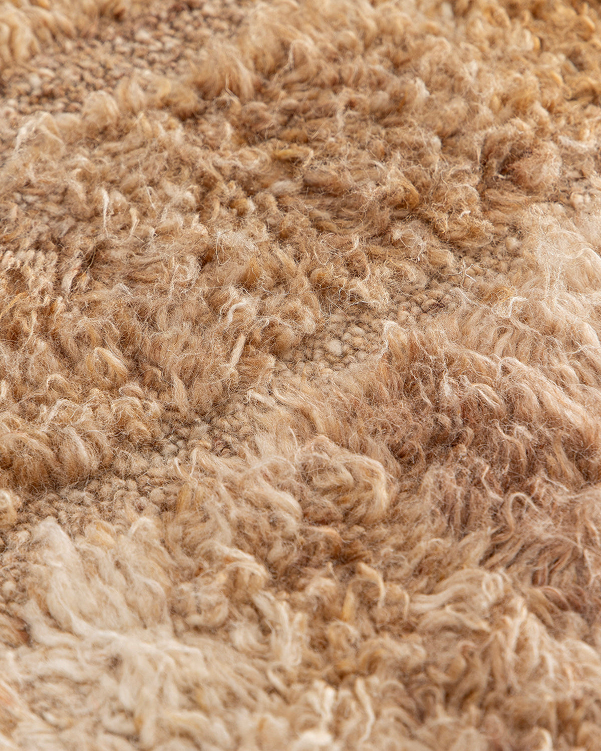 gros plan sur l'envers tissé gris et la lisière d'un tapis de salon Shard à poils longs