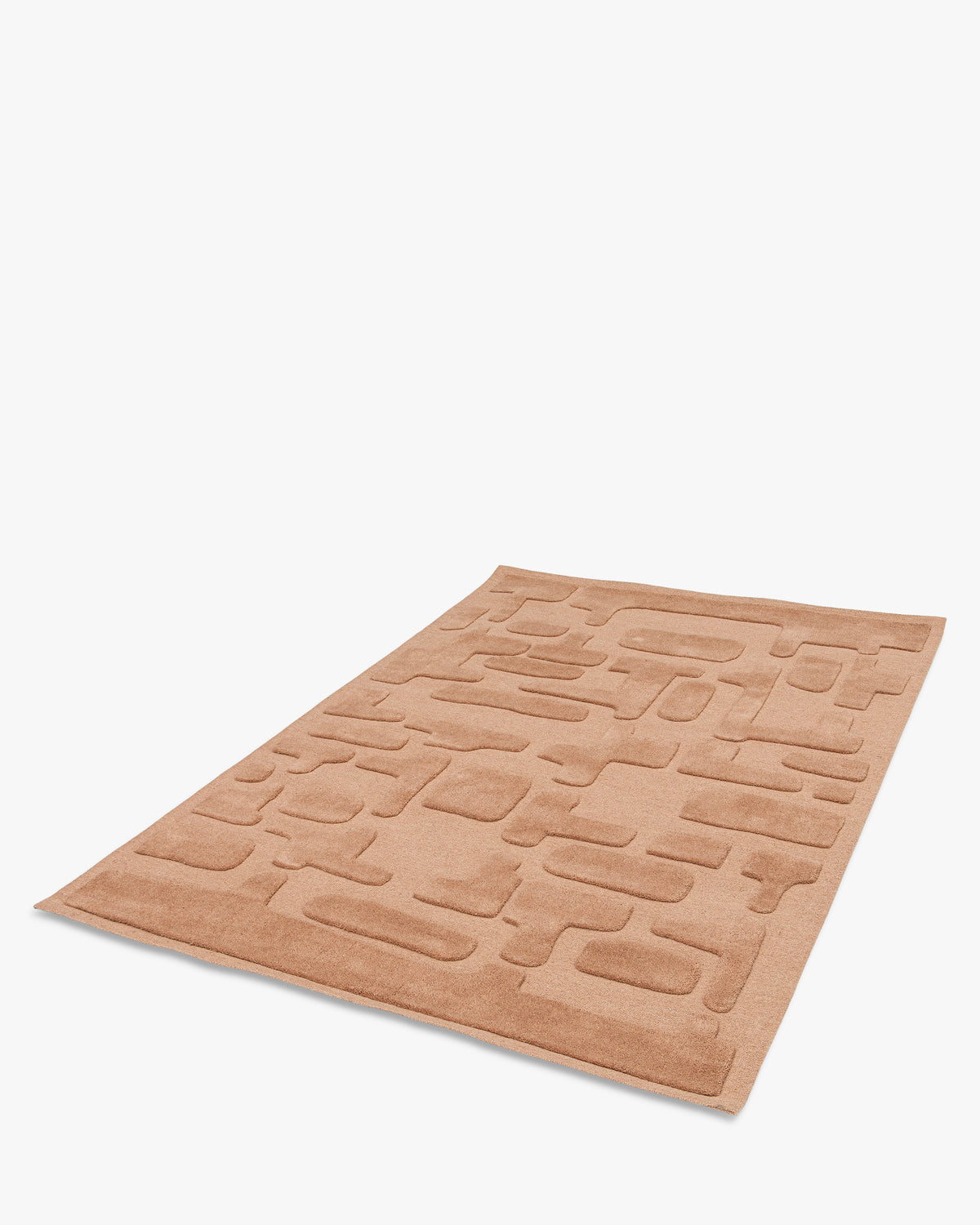 tapis de salon Maze grand format caramel à motif labyrinthe en relief - vue de trois quarts