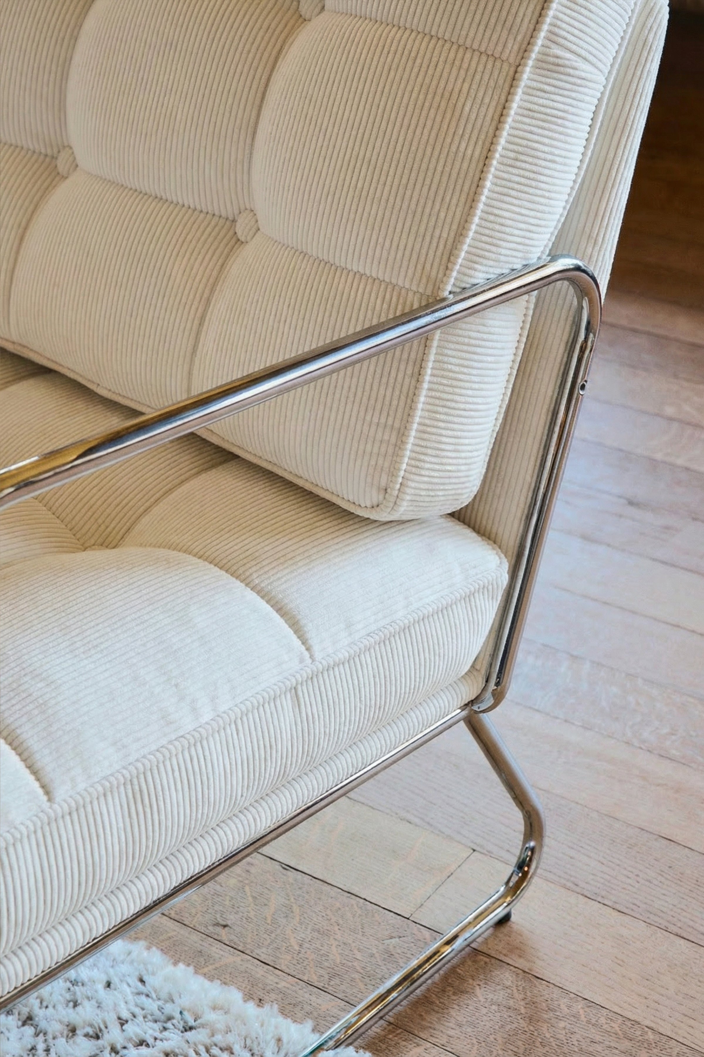 Vue de face fauteuil Aurore beige capitonné, pieds métal chromé - NV GALLERY
