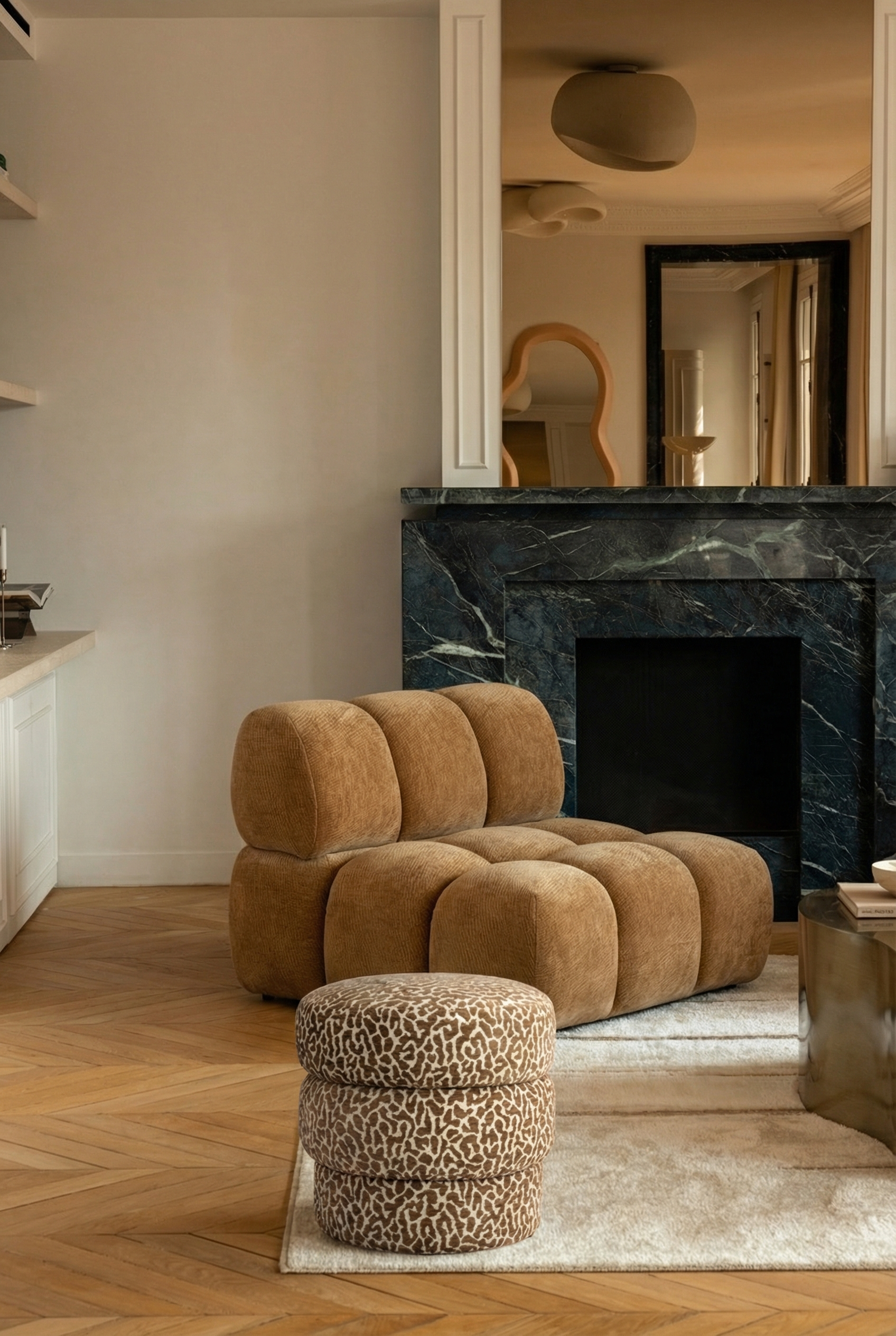 Pouf Mdina motif léopard marron, ambiance salon parquet chevrons - NV GALLERY