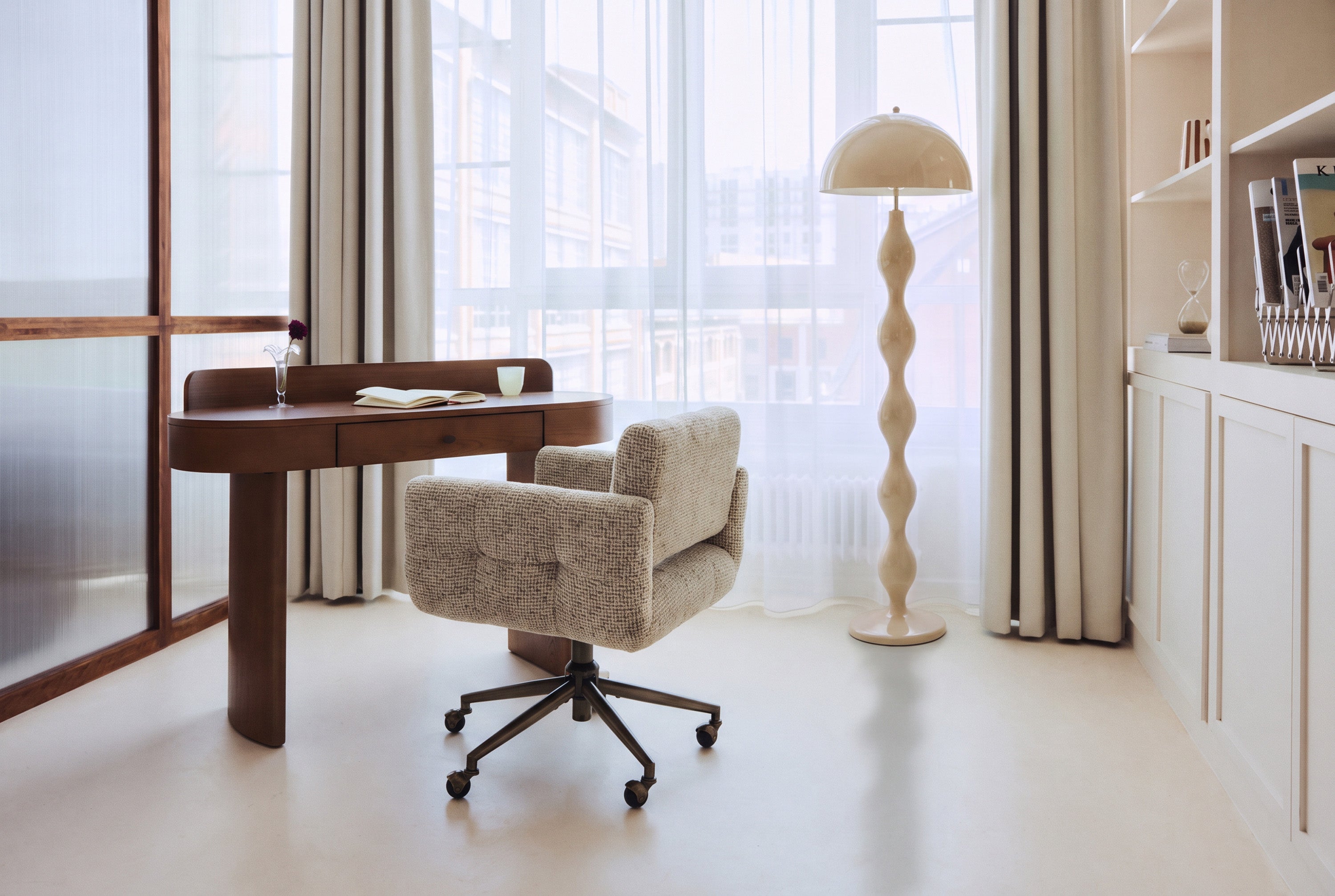 Lampadaire Powers - beige satiné - dans un bureau avec fauteuil bouclé