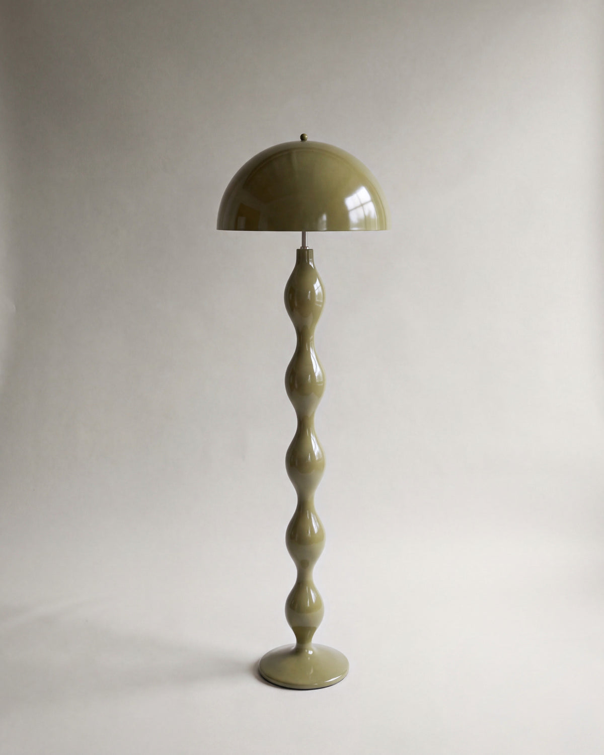 lampadaire POWERS vert kaki laqué brillant éteint, dôme et fût à renflements arrondis