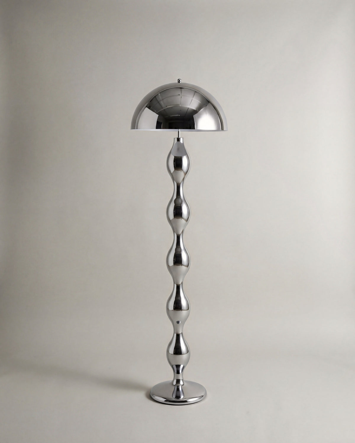 lampadaire POWERS chromé éteint, dôme réfléchissant et fût à renflements poli miroir