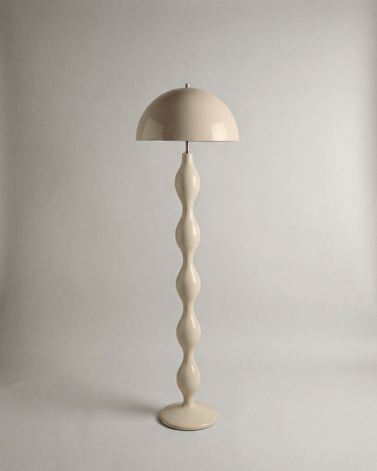 lampadaire POWERS en laque crème brillante éteint, dôme et fût à renflements arrondis
