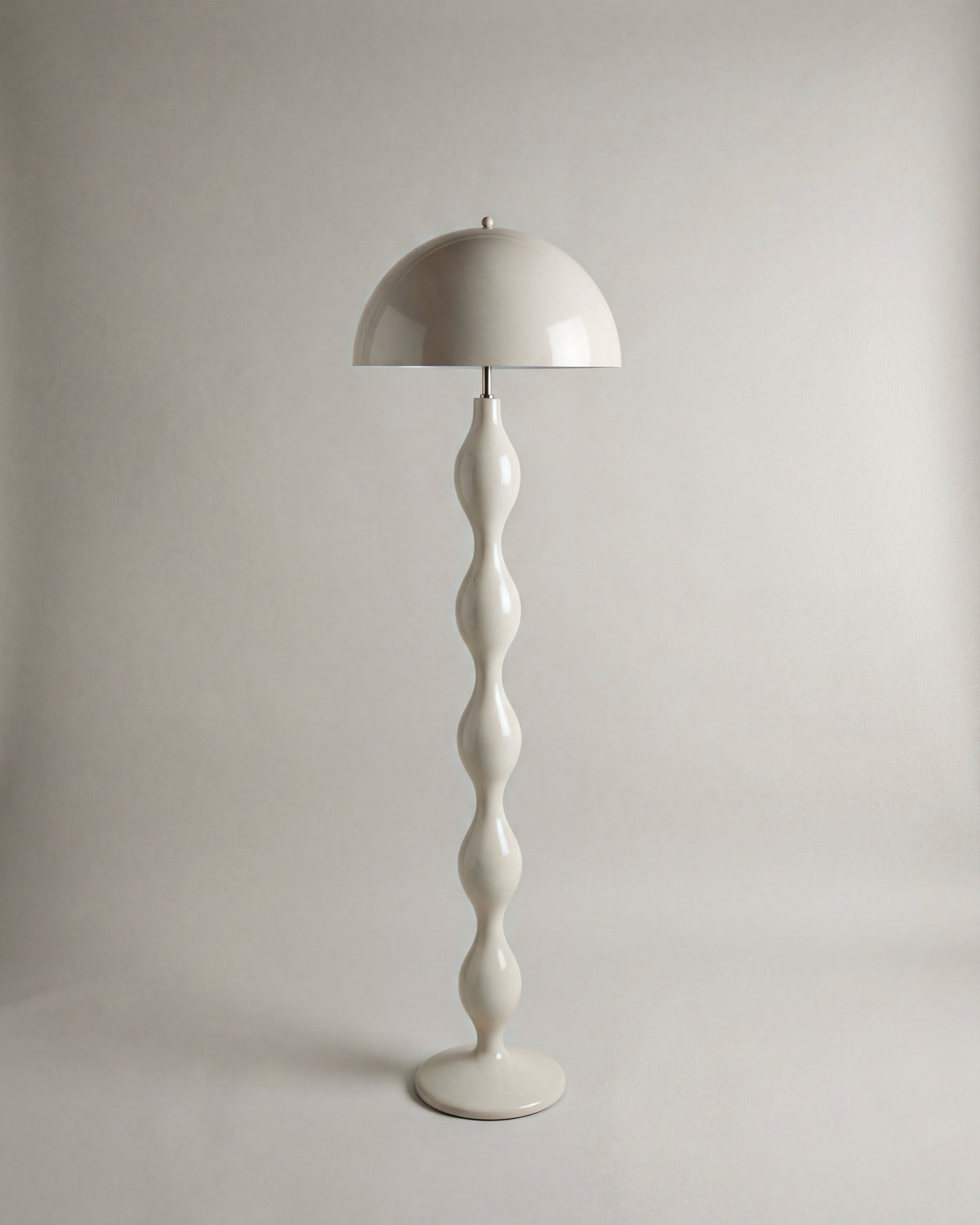lampadaire POWERS beige laqué brillant éteint, dôme et fût à renflements arrondis
