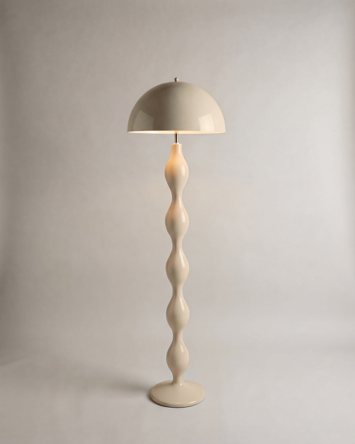 lampadaire POWERS en laque crème brillante allumé, dôme et fût à renflements arrondis