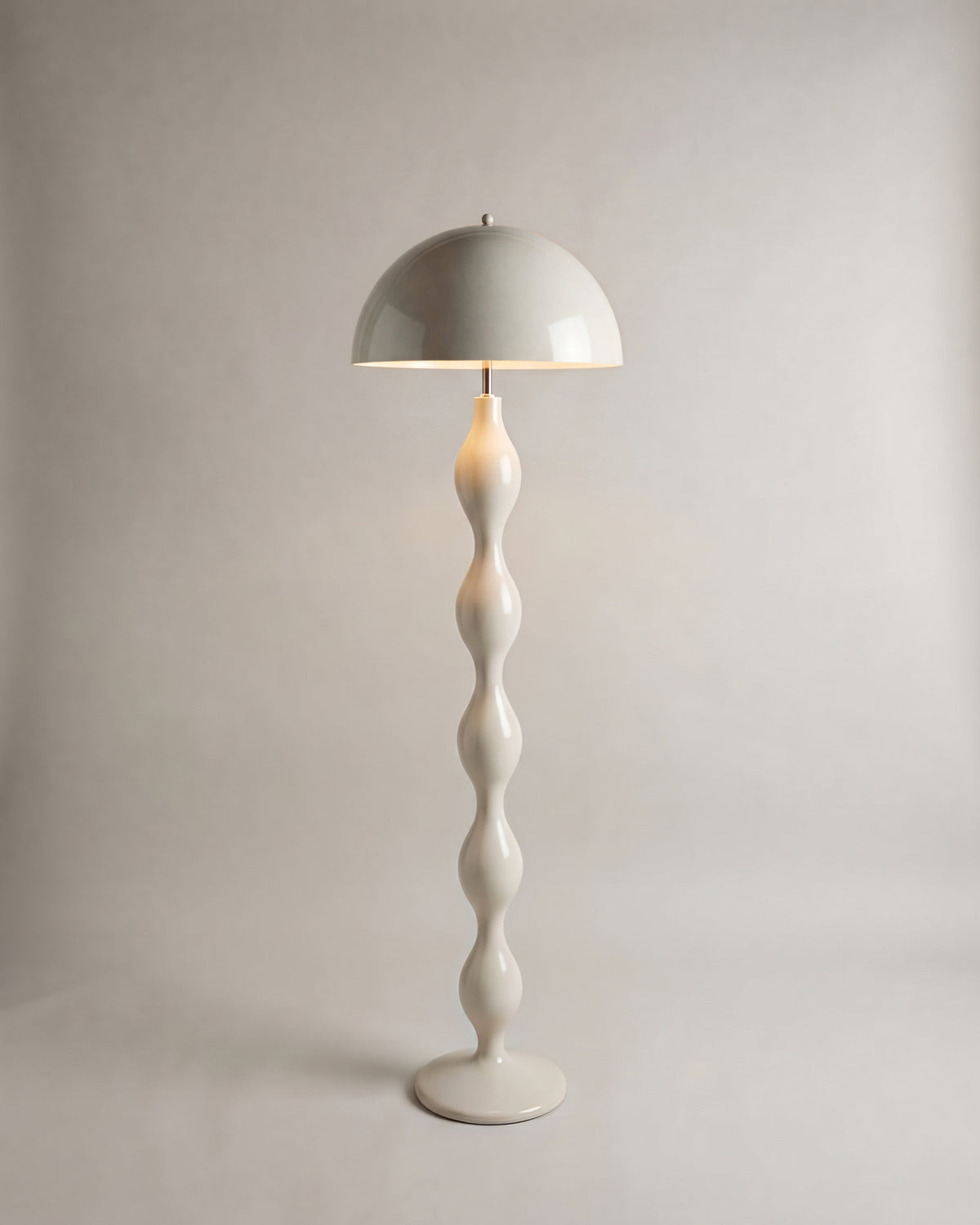 lampadaire POWERS beige laqué brillant allumé, dôme et fût à renflements arrondis