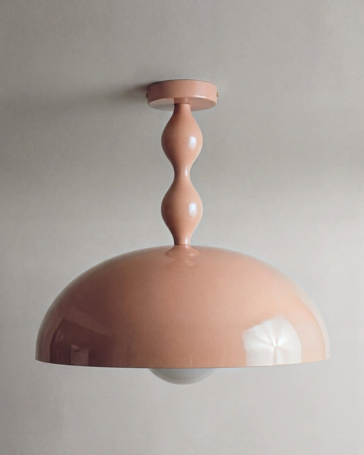 suspension POWERS en laque rose poudré, dôme et tige à renflements, vue de face serrée