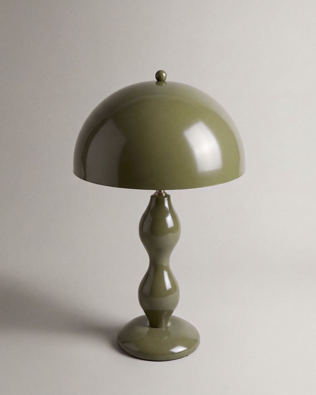 lampe de table POWERS vert kaki laqué brillant éteinte, dôme et fût tourné en balustre