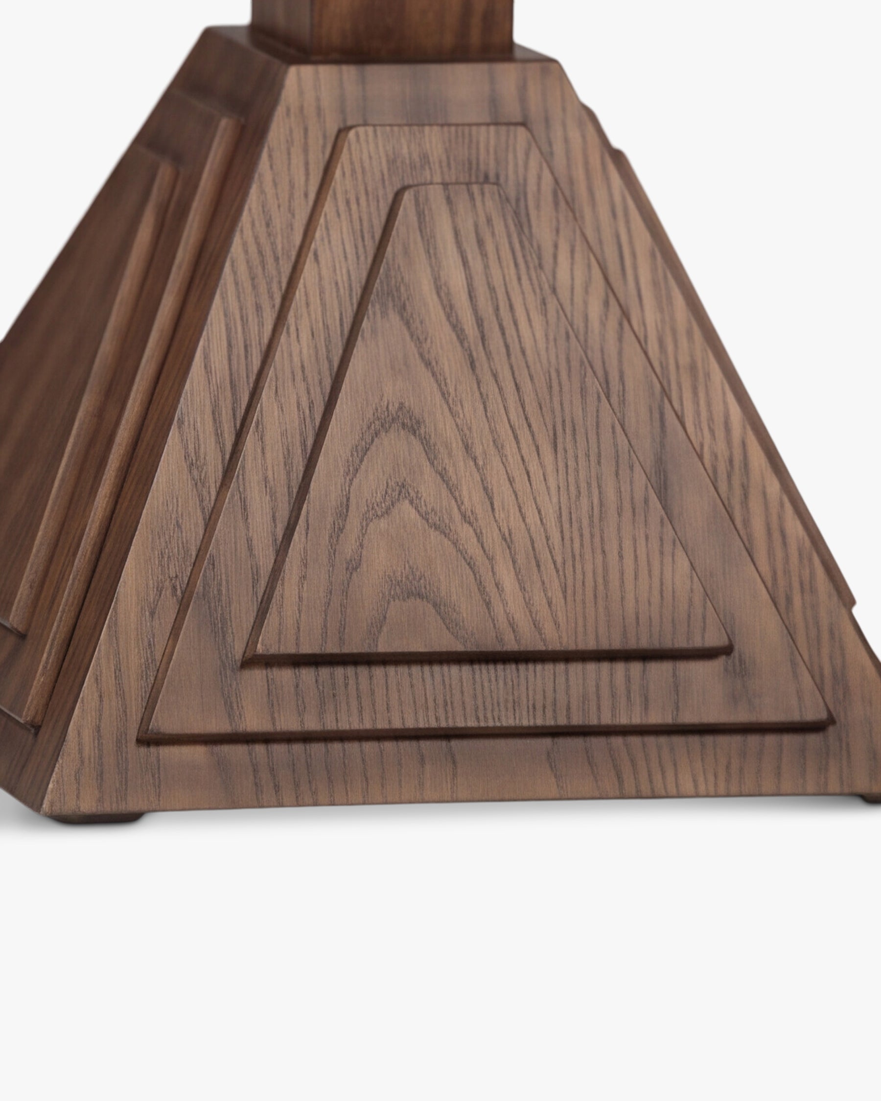 Table de bistrot Strata - bois de frêne teinté noyer - piètement étagé en gros plan