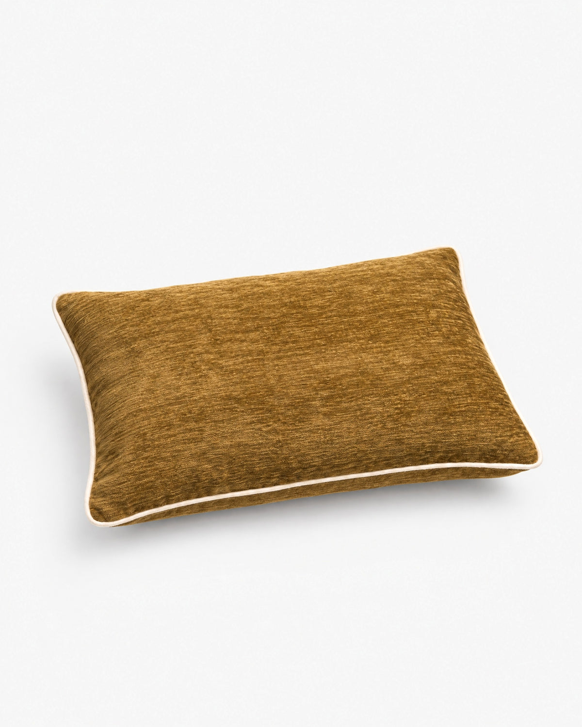 coussin rectangulaire LODGE en chenille marron ocre à passepoil écru, vue de trois quarts