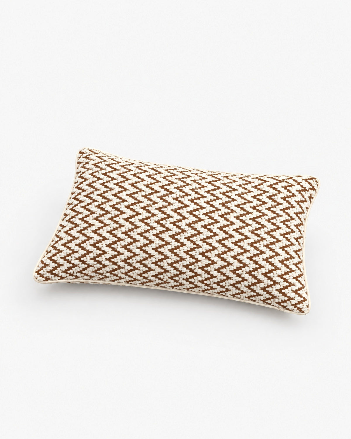 coussin rectangulaire LODGE écru à chevrons marron, vue de trois quarts posé à plat