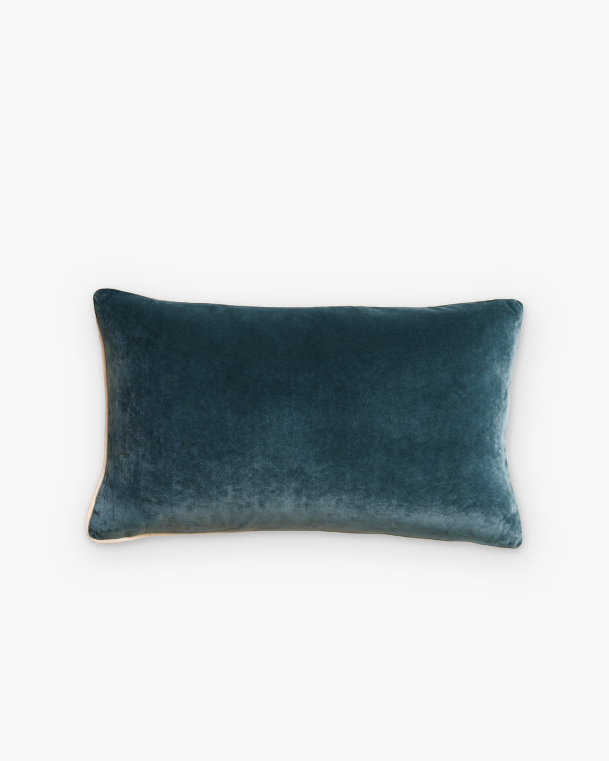 coussin rectangulaire LODGE en velours bleu canard à passepoil écru, vu de dessus à plat