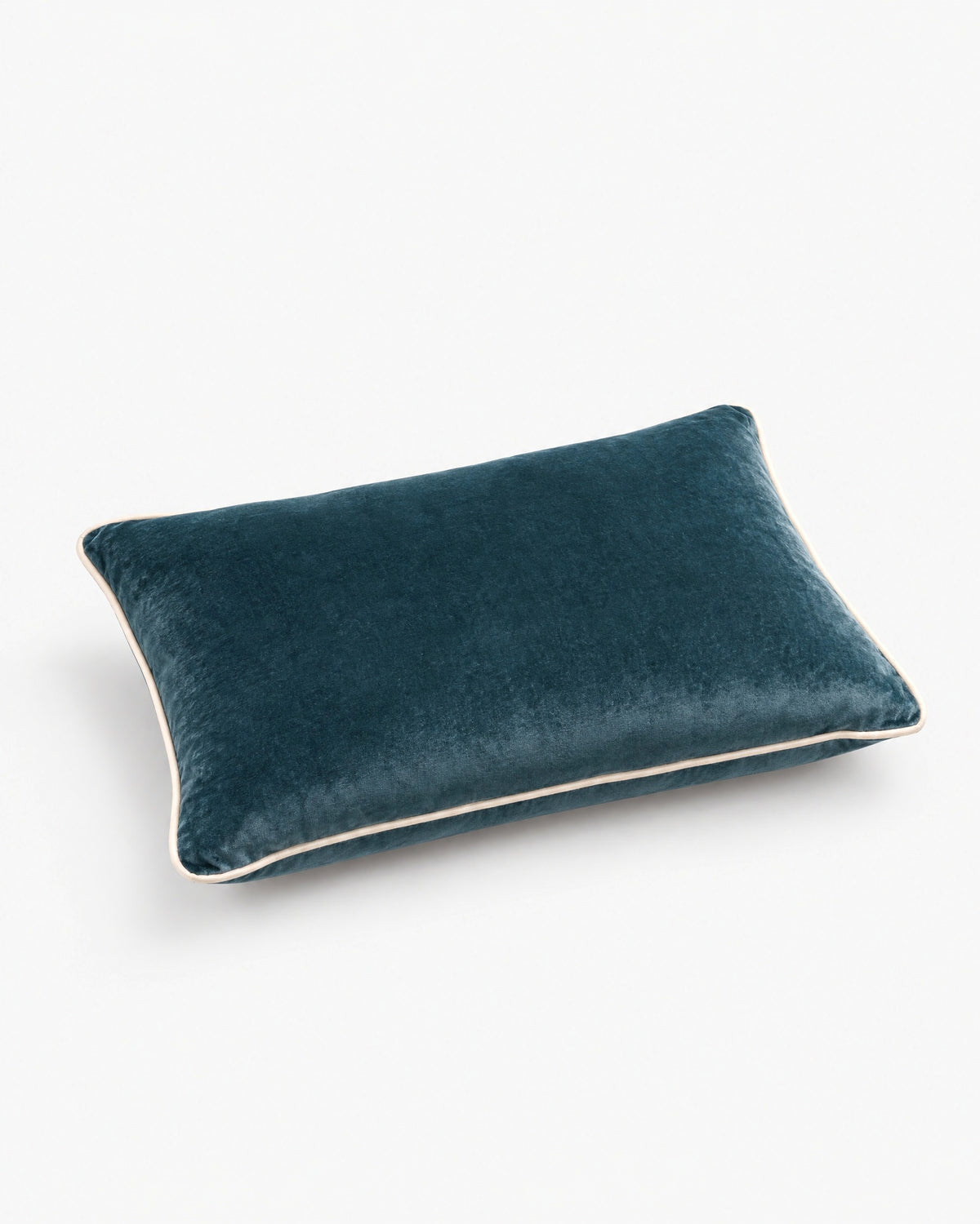 coussin rectangulaire LODGE en velours bleu canard à passepoil écru, vue de trois quarts