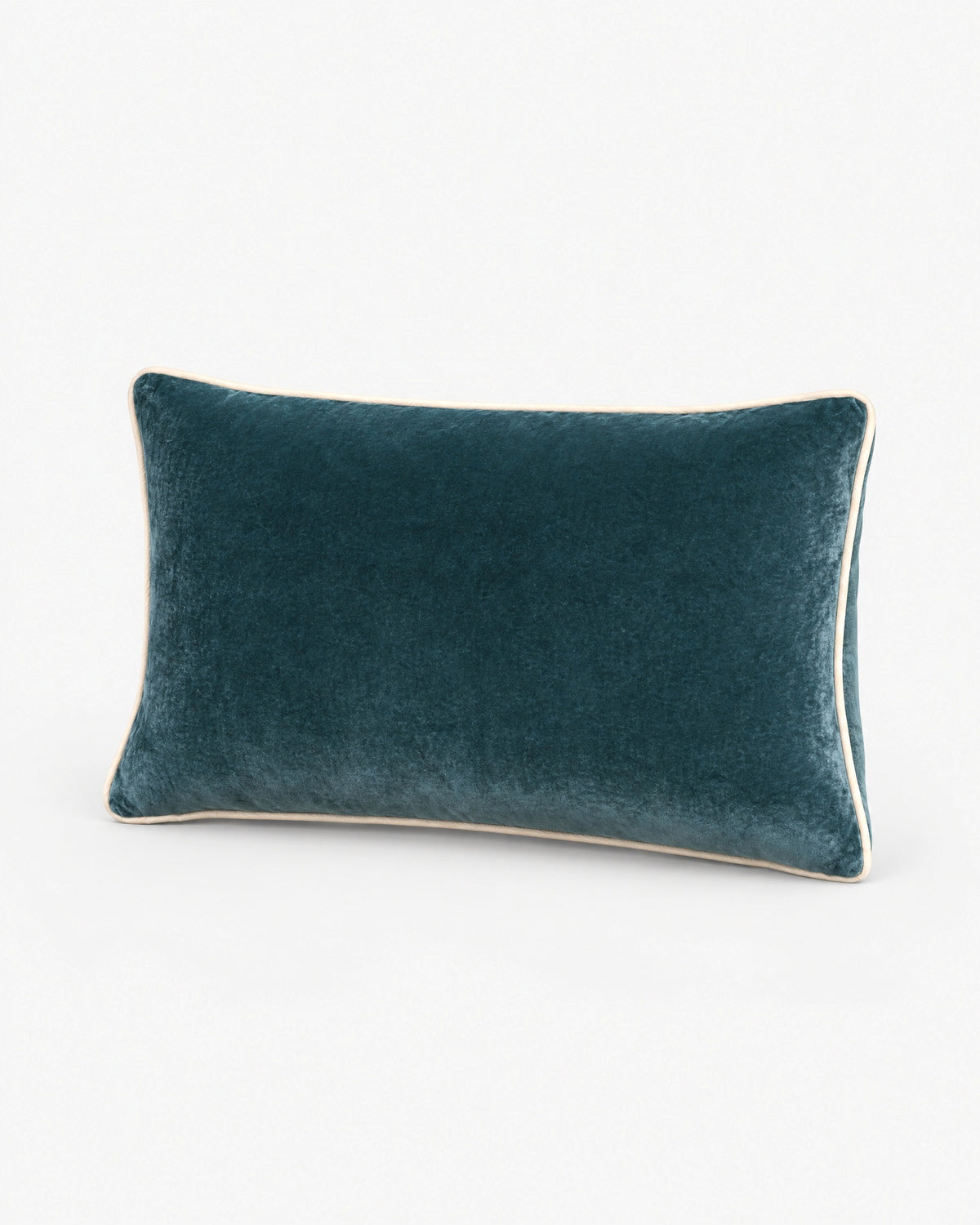 coussin rectangulaire LODGE en velours bleu canard à passepoil écru, vue de face redressée