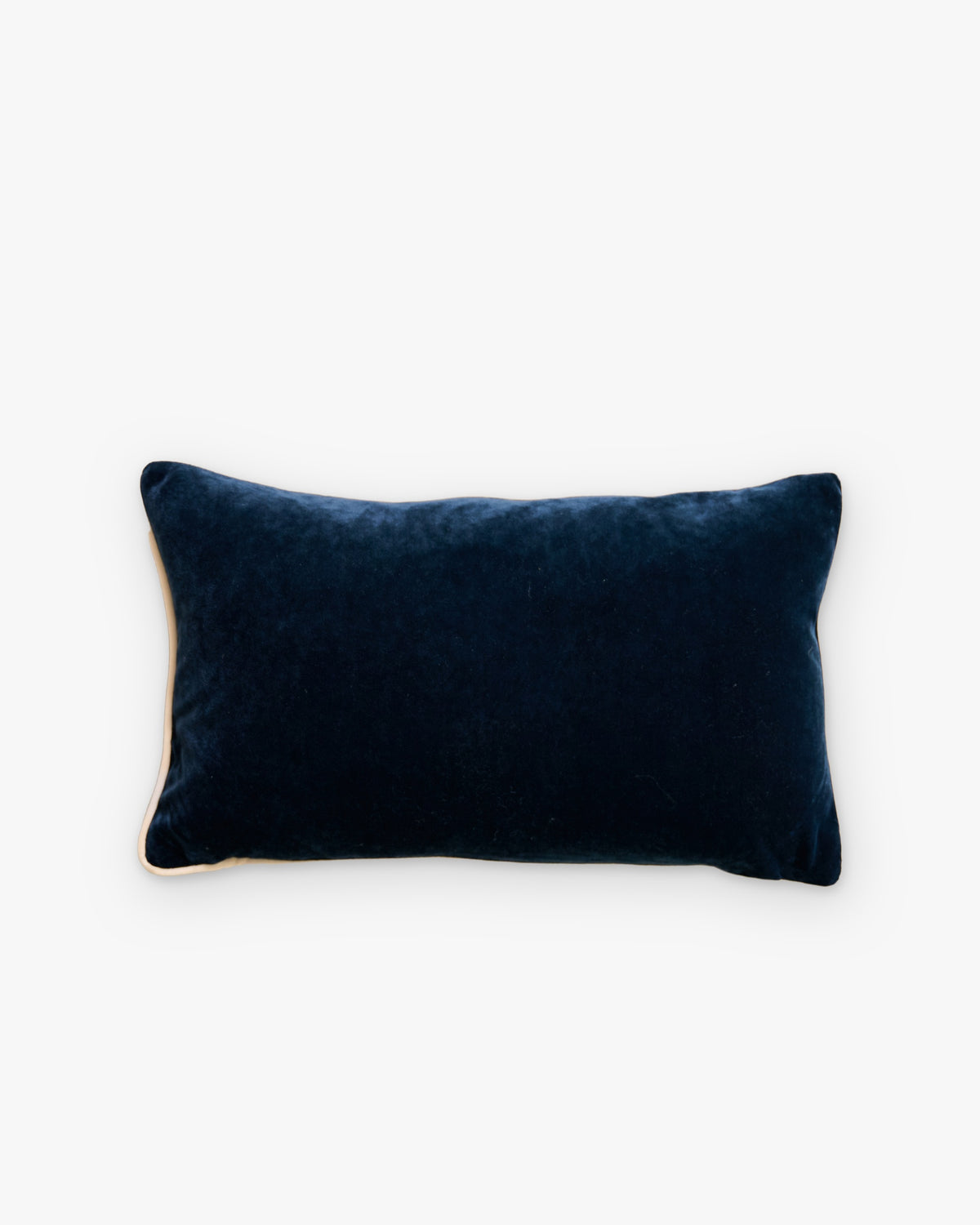 coussin rectangulaire LODGE en velours bleu nuit à passepoil écru, vu de dessus à plat