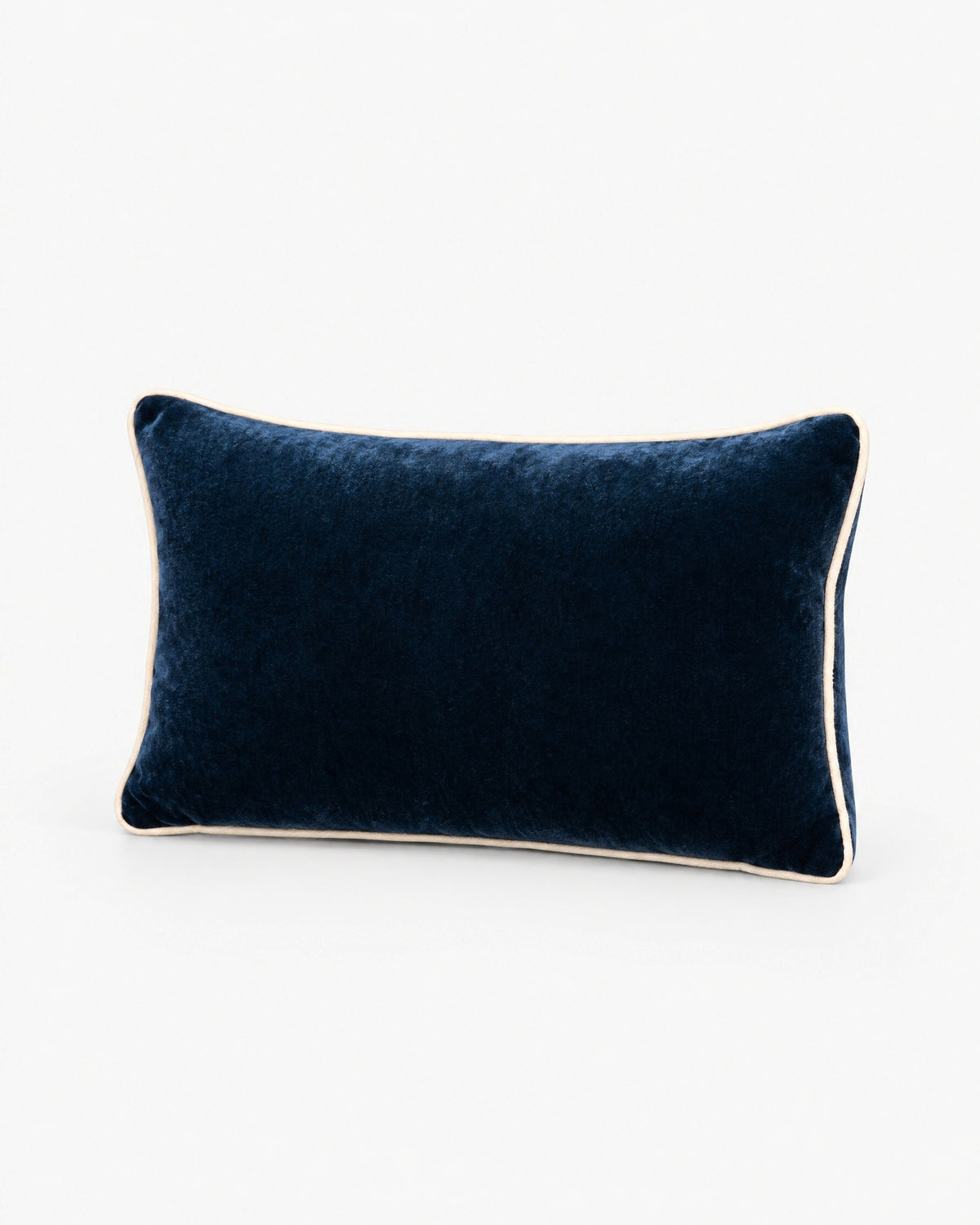 coussin rectangulaire LODGE en velours bleu nuit à passepoil écru, vue de face redressée