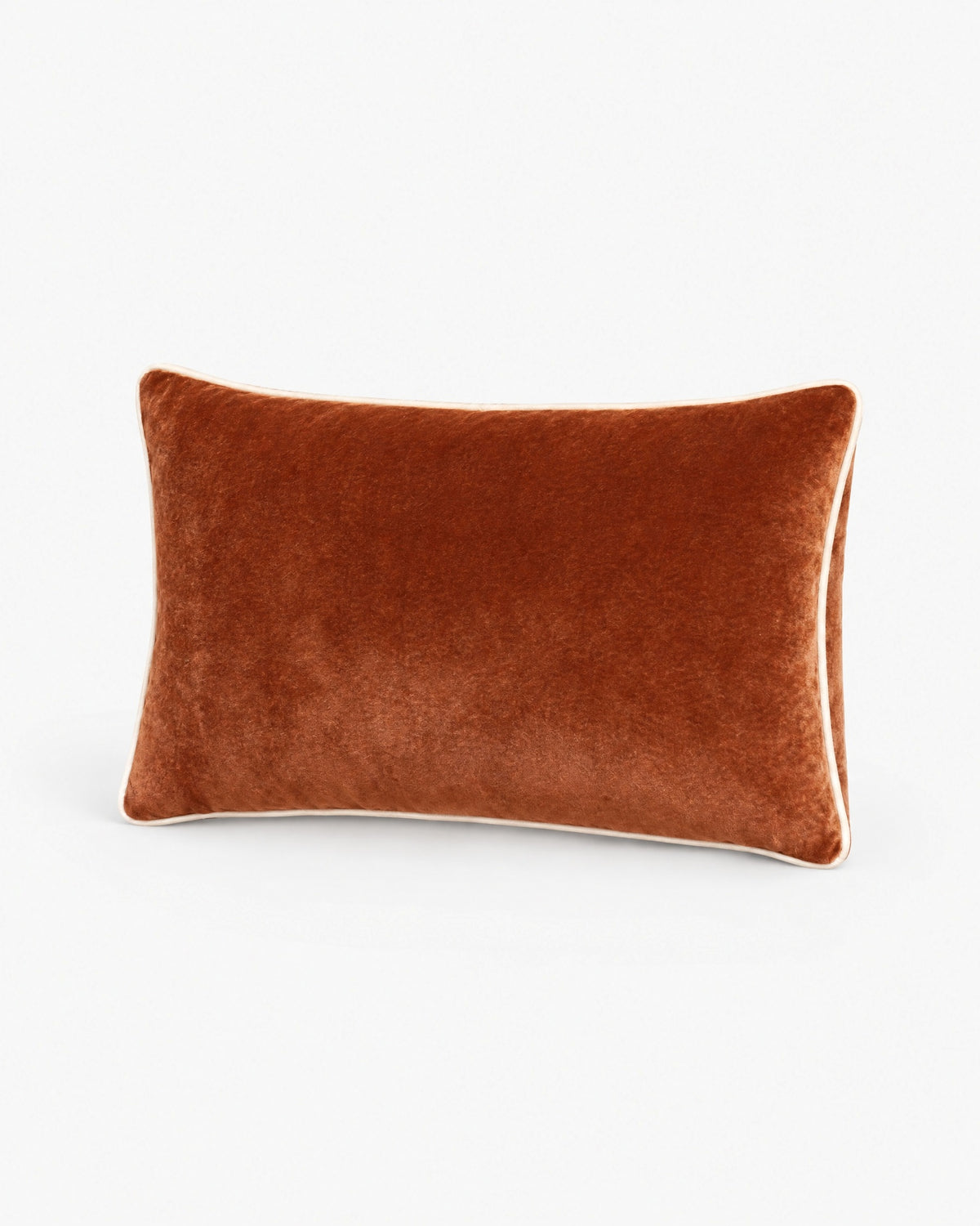 coussin rectangulaire LODGE en velours cognac à passepoil écru, vue de face redressée