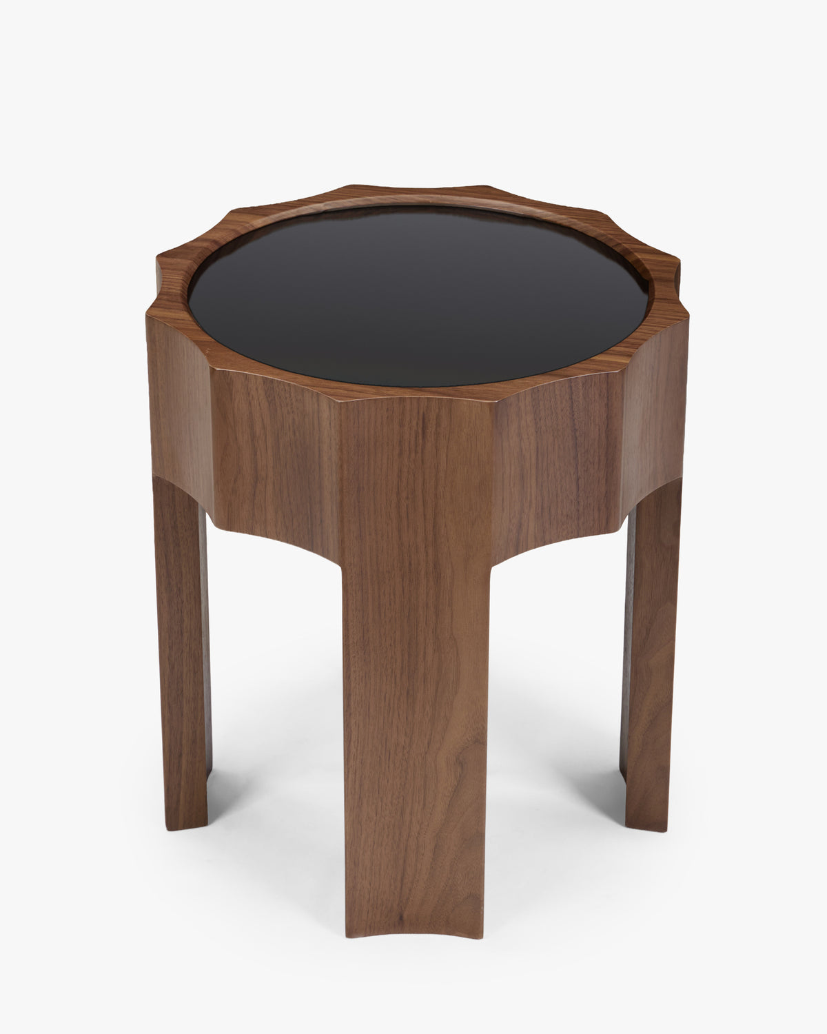 table d'appoint ronde CANNELATA en noyer cannelé et verre trempé fumé noir - vue de trois quarts