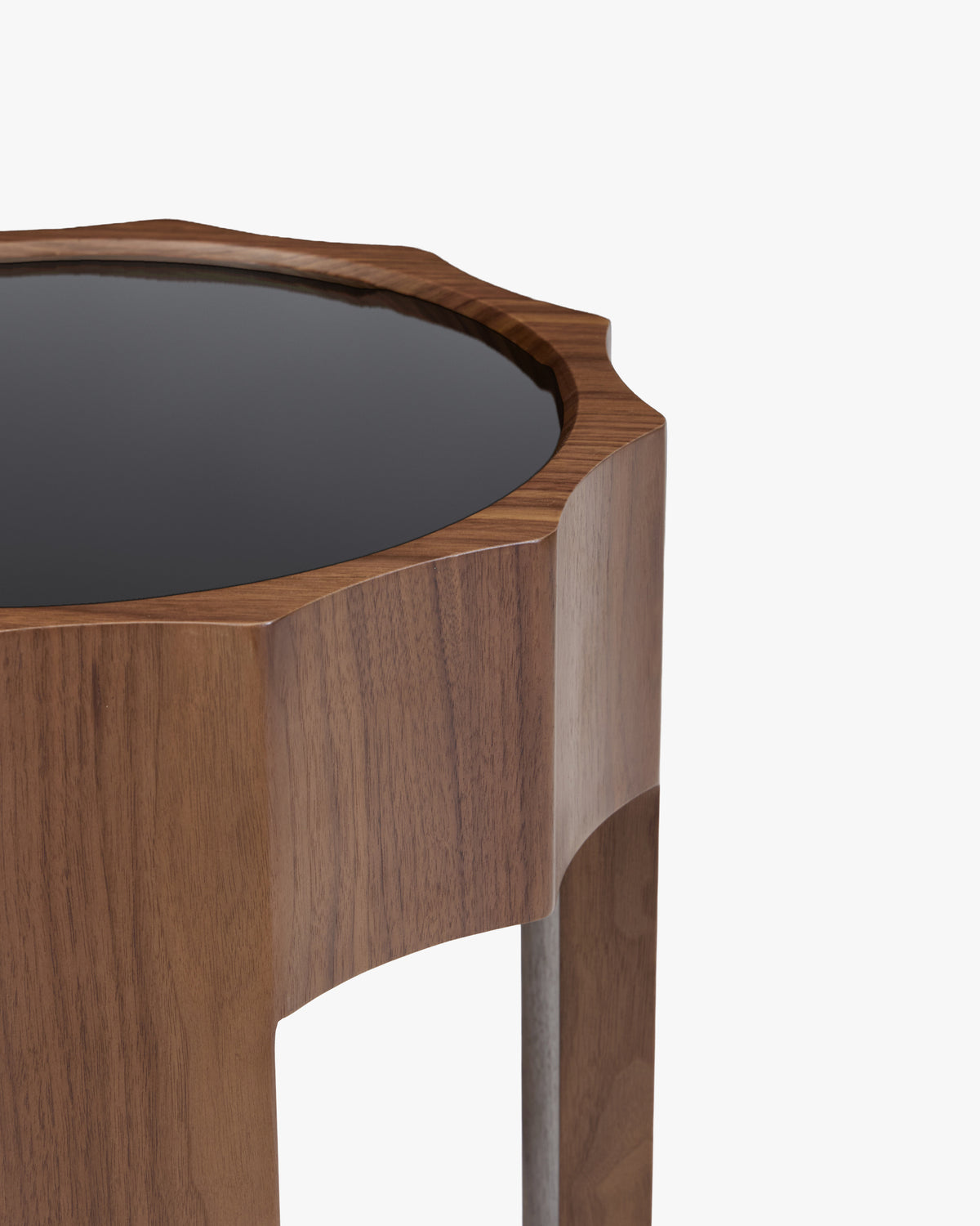 gros plan sur la ceinture cannelée en noyer et le plateau en verre fumé d'une table d'appoint CANNELATA