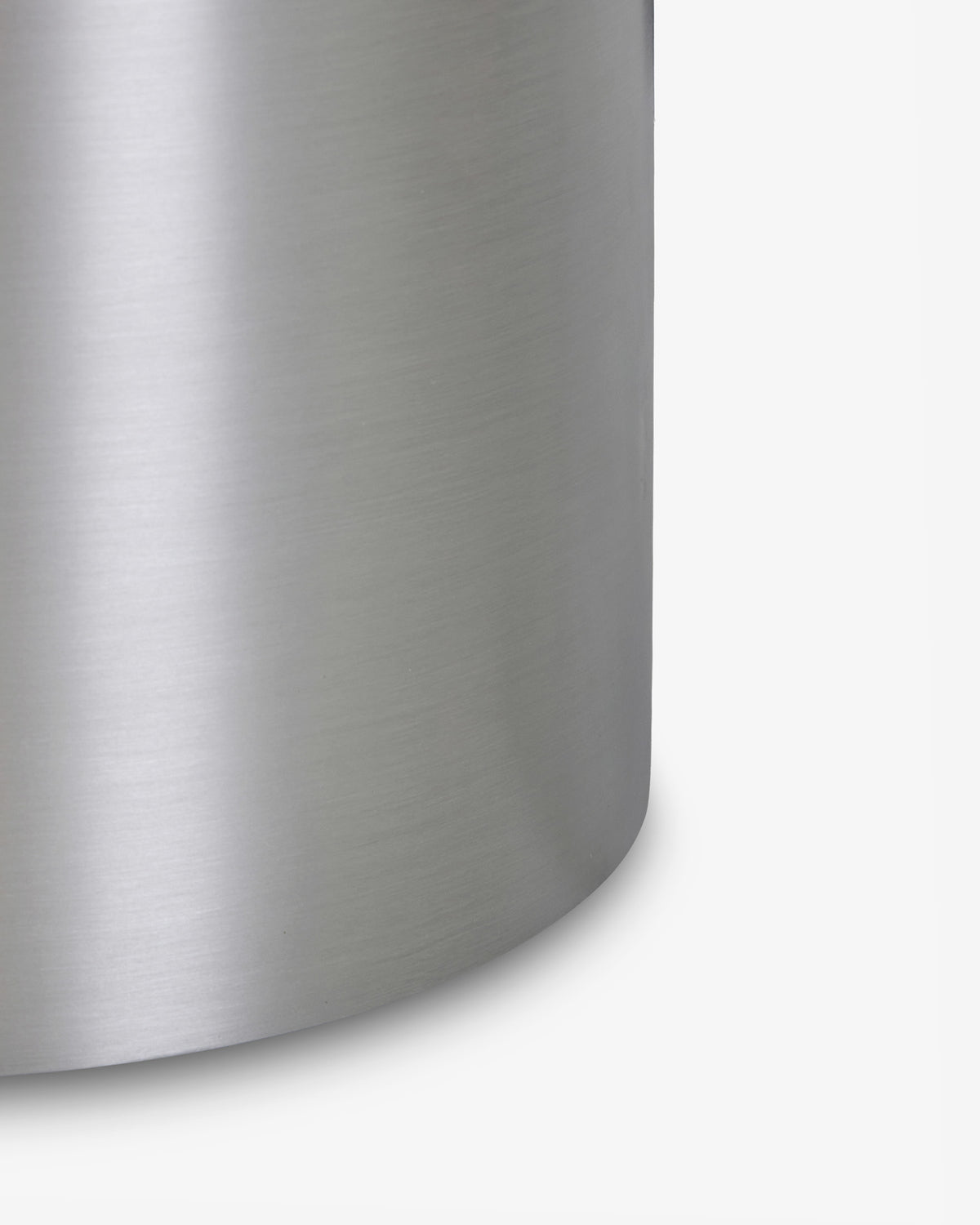 gros plan sur le piètement en acier inoxydable brossé d'une table d'appoint KALDER
