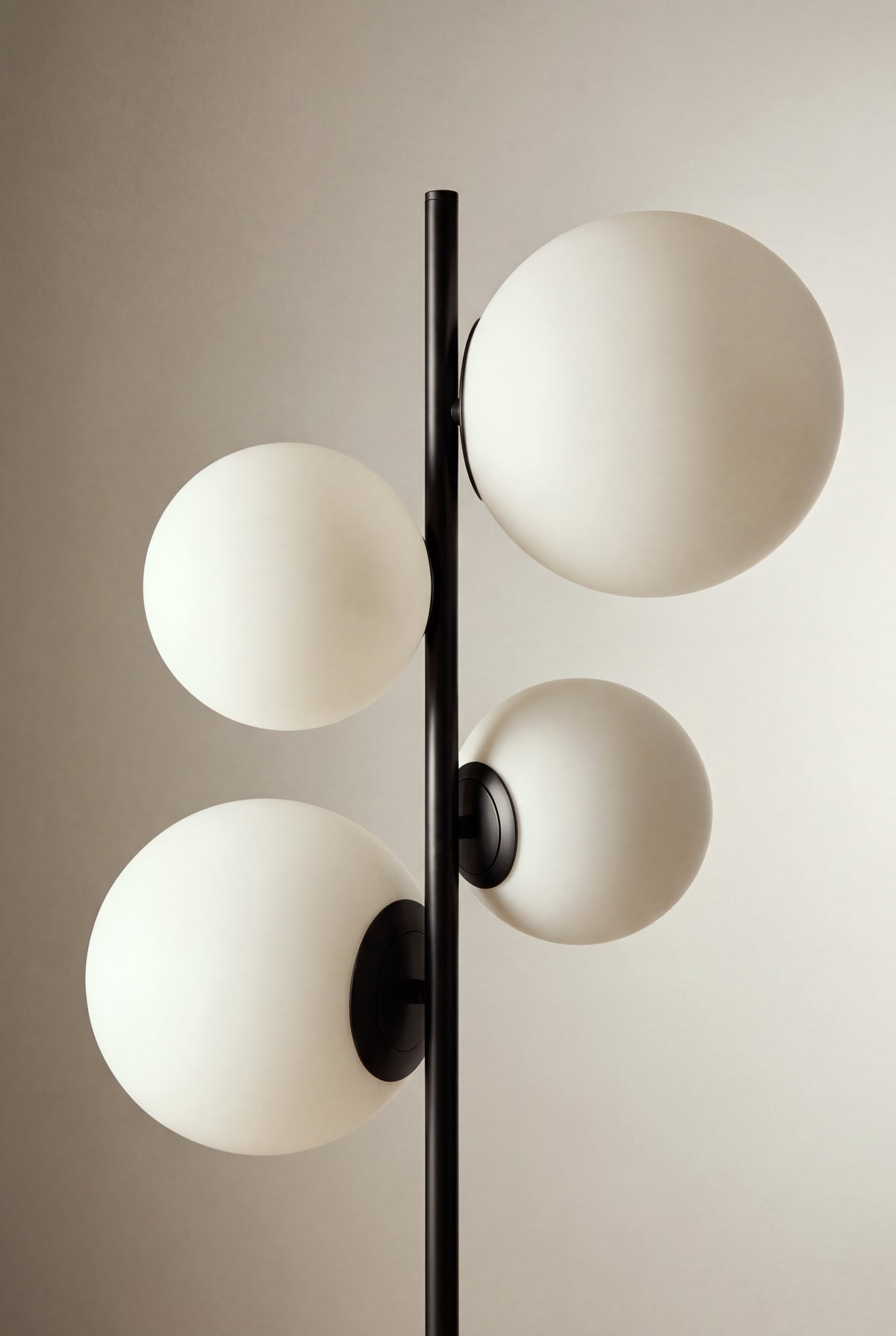 gros plan sur les quatre globes opalins en grappe et la tige noire du lampadaire SKULL