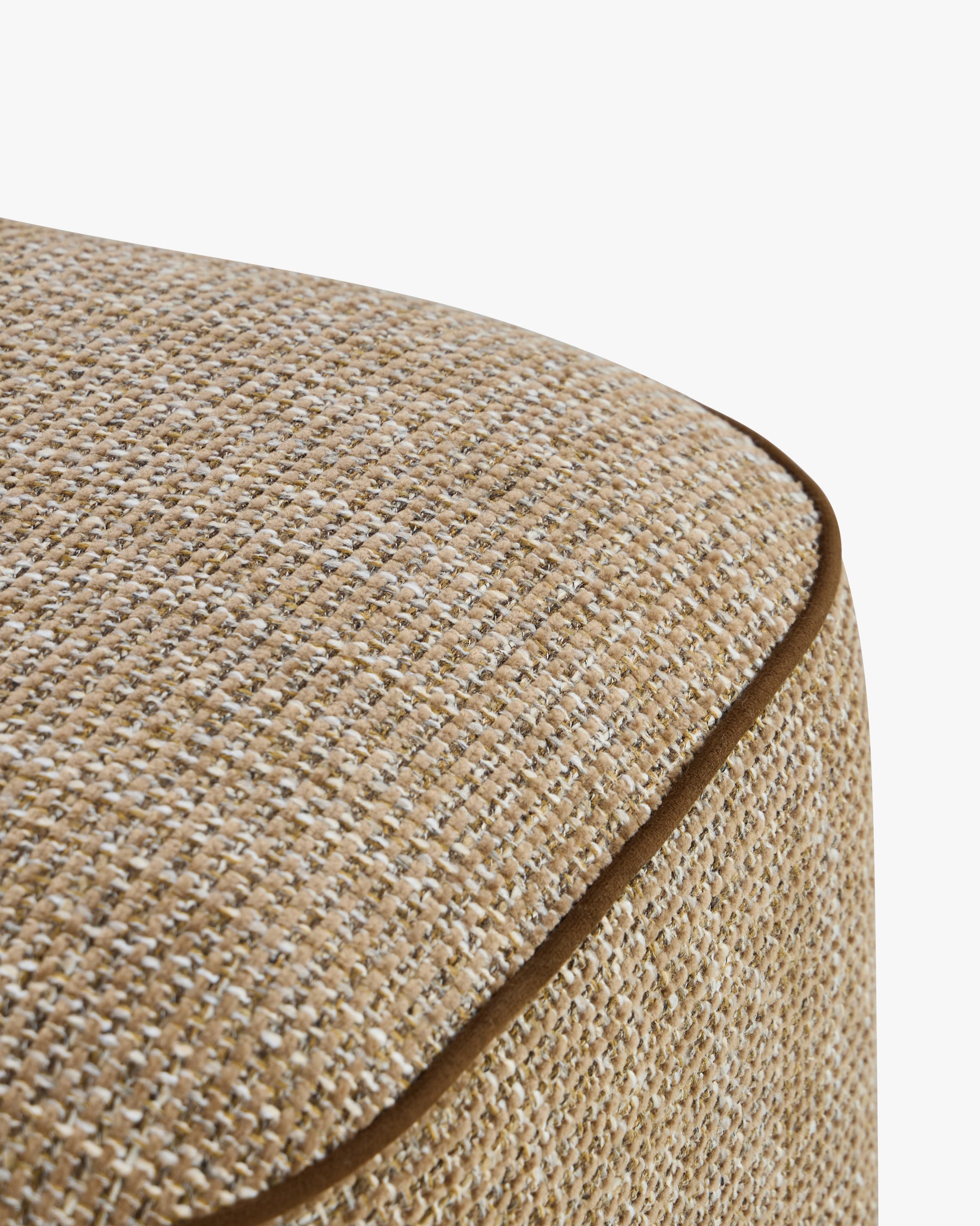 Pouf Alyss - tweed taupe sésame et bois bronze brossé - coin et liseré en détail