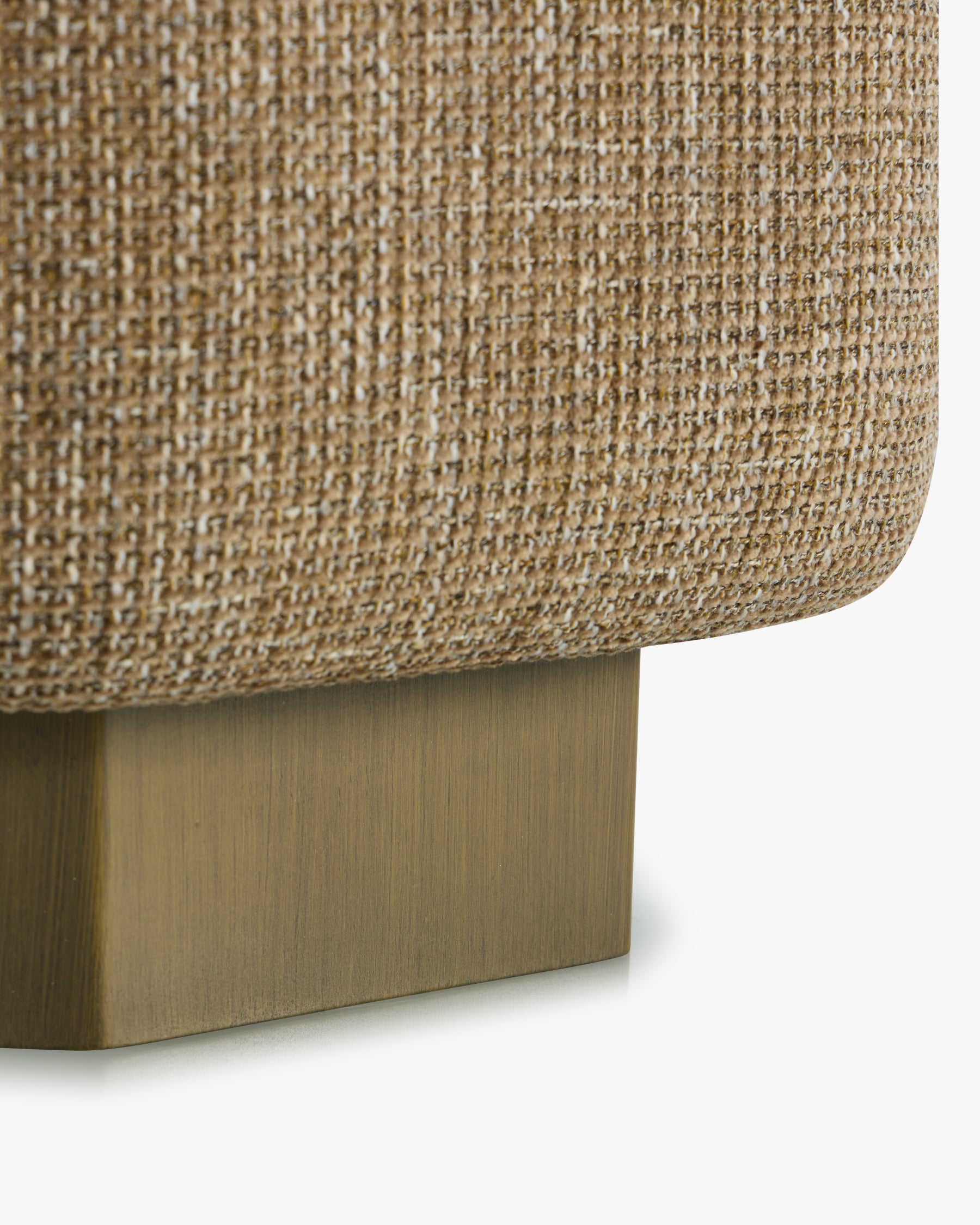 Pouf Alyss - bois bronze brossé - piètement facetté en gros plan