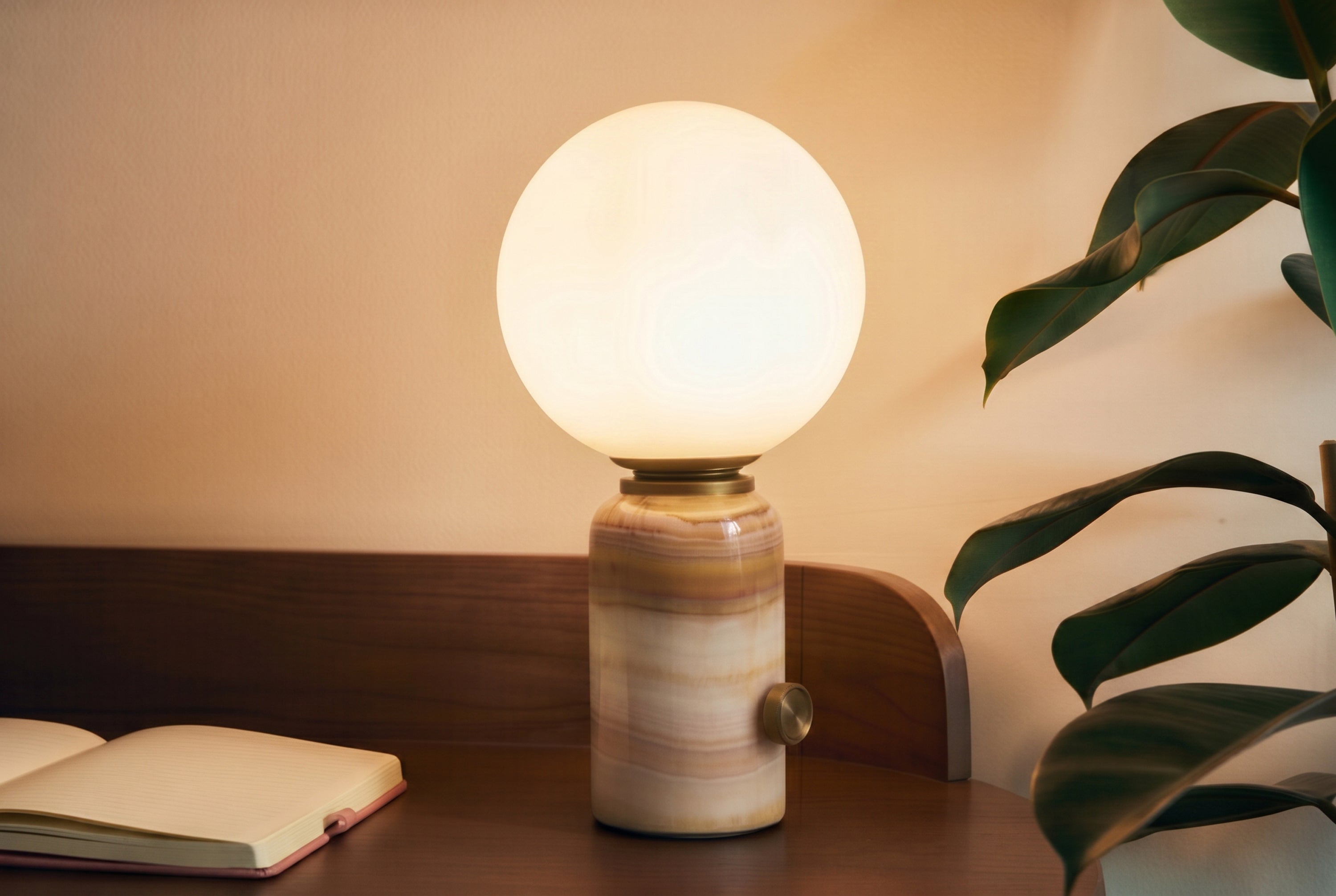 lampe Selene - marbre onyx rose et globe verre blanc - vue paysage table de chevet
