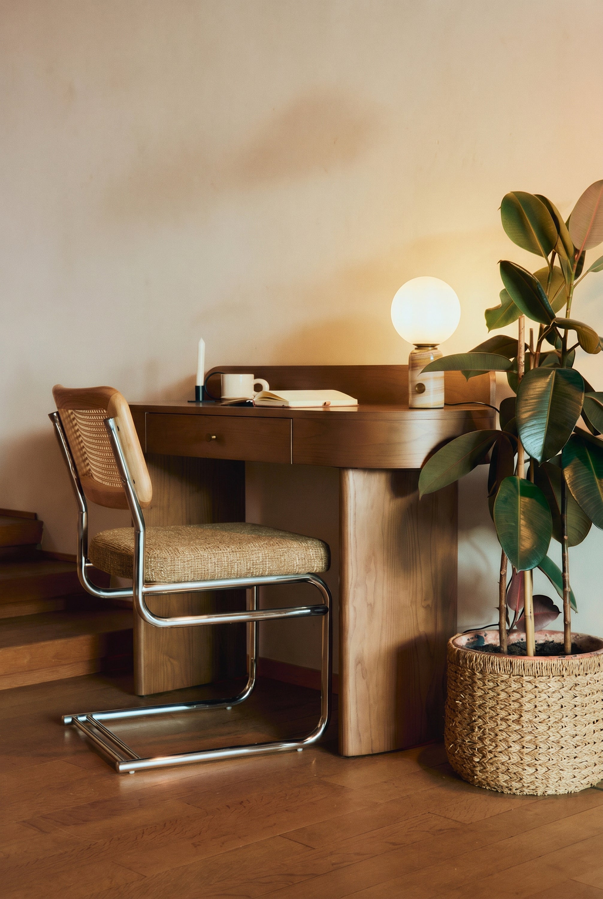 lampe Selene - marbre onyx rose et globe verre blanc - mise en situation bureau bois