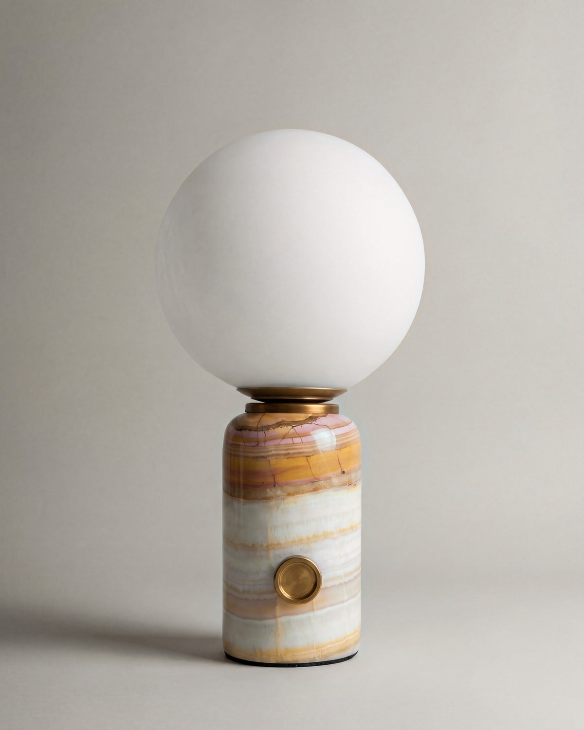 lampe de table SELENE éteinte, globe en albâtre sur un socle cylindrique en onyx strié