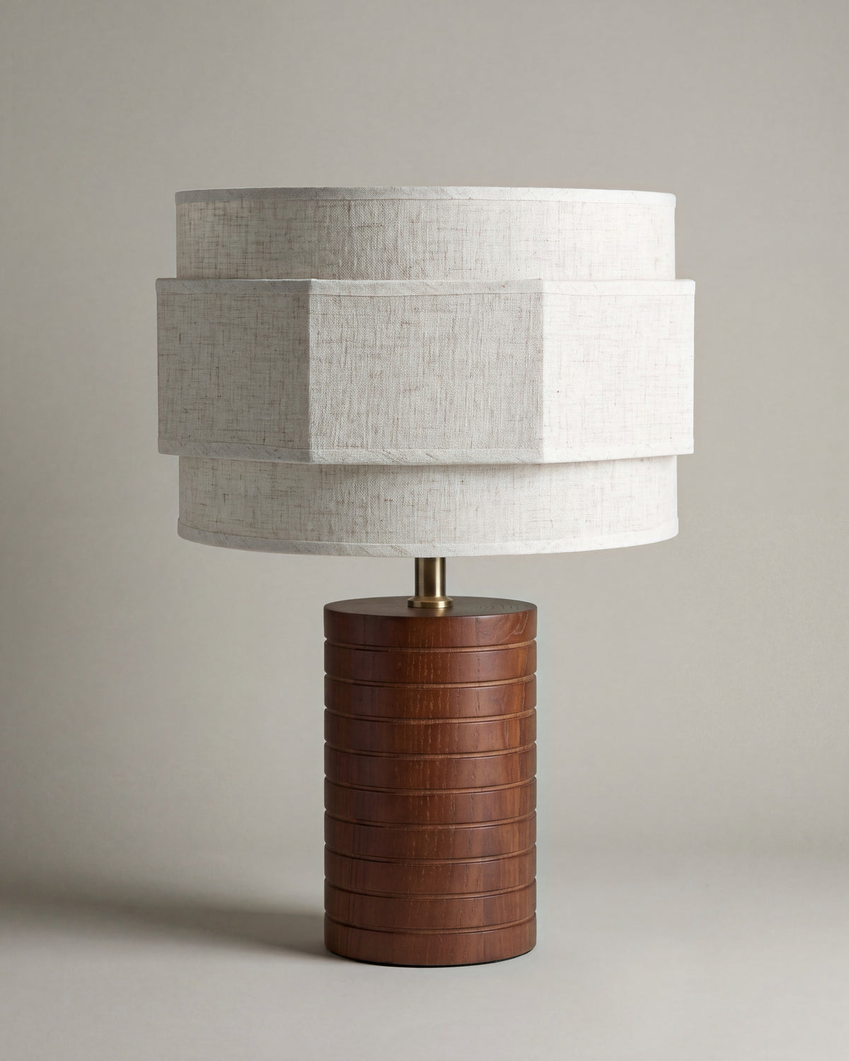 lampe de table SIA éteinte, pied en noyer rainuré et abat-jour à trois étages, de face