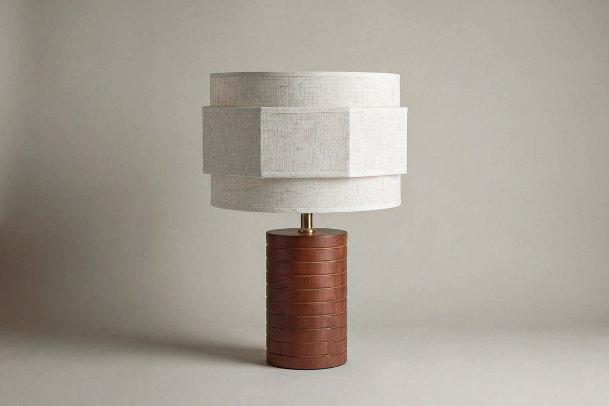 lampe de table SIA éteinte, pied cylindrique en noyer rainuré et abat-jour en lin écru