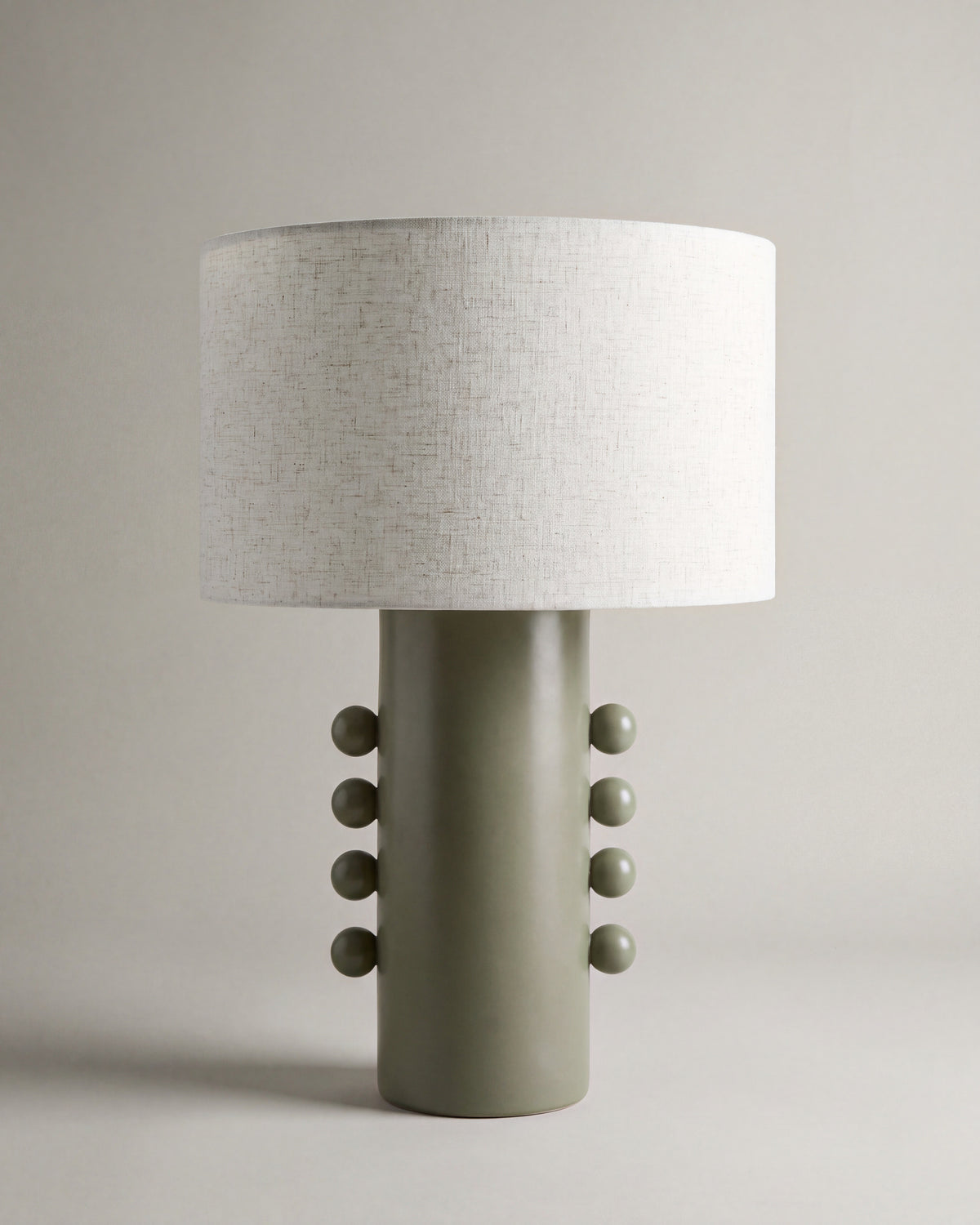 lampe de table SOLI éteinte, pied en céramique vert kaki à sphères et abat-jour écru