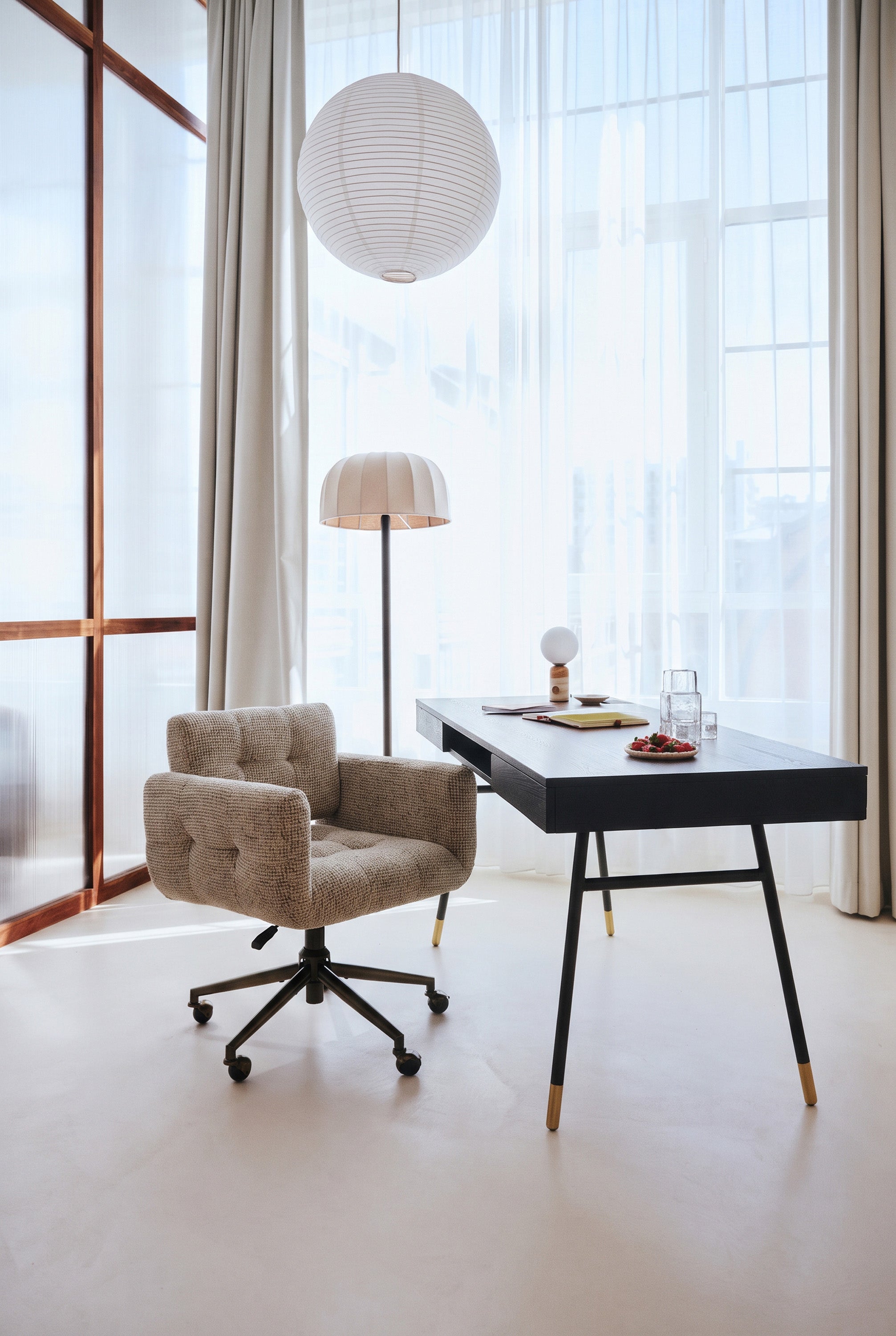 Bureau Solomon - bois noir et pied métal doré - vue d'ensemble avec lampadaire