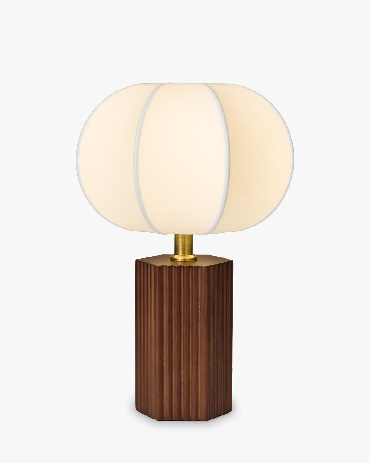 lampe de table Avaï - abat-jour ballon en tissu blanc - vue de face, lampe allumée