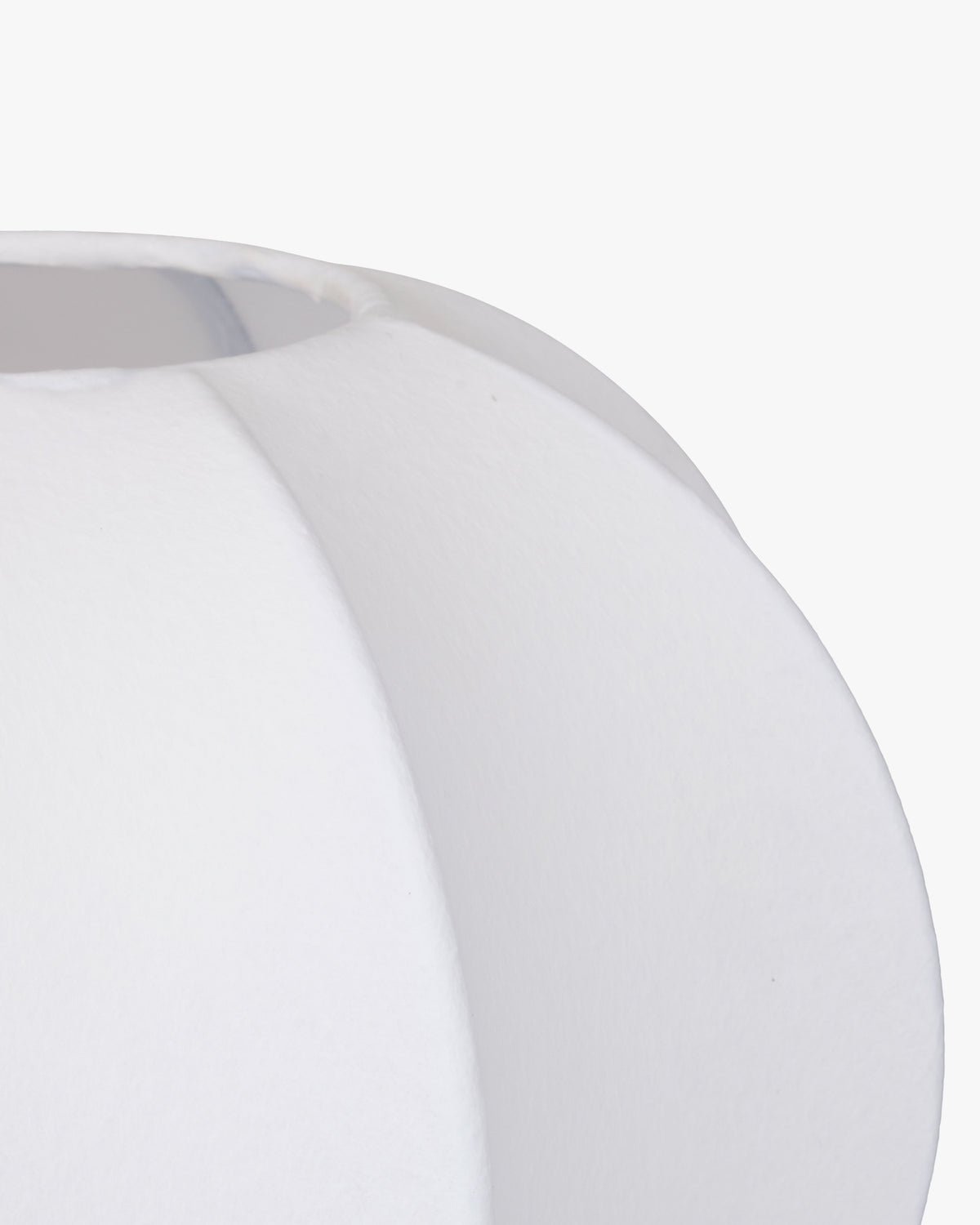lampe de table Avaï - abat-jour ballon en tissu blanc - détail couture verticale