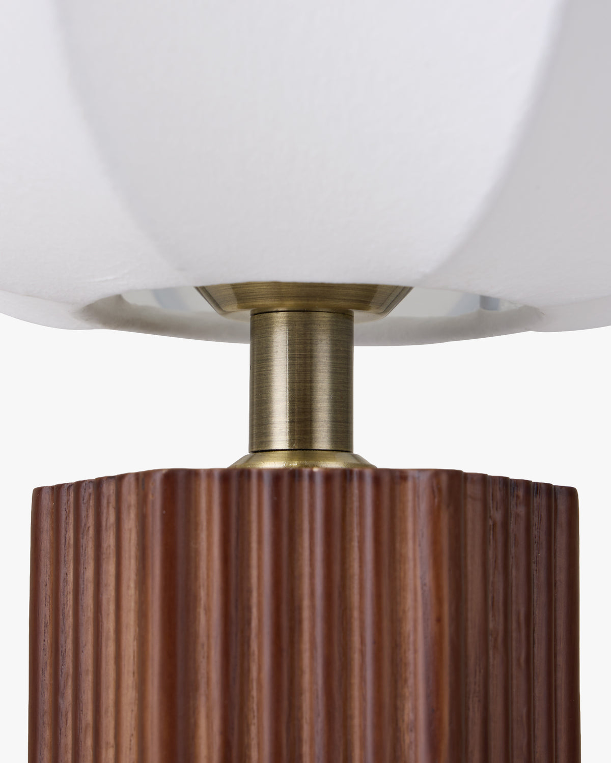 lampe de table Avaï - socle colonne hexagonal en frêne cannelé - détail jonction