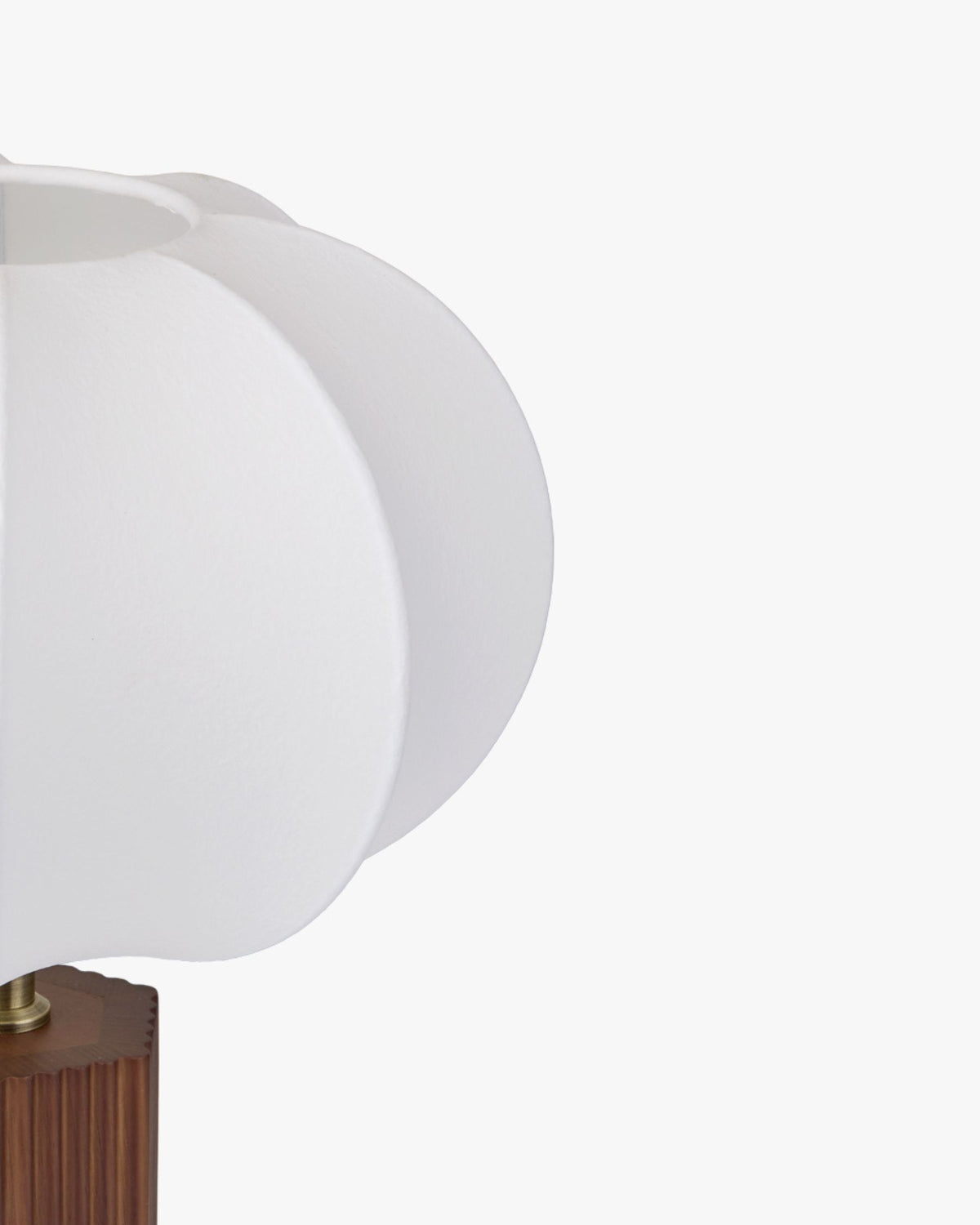 lampe de table Avaïa - abat-jour ballon en tissu blanc - détail coutures et ouverture