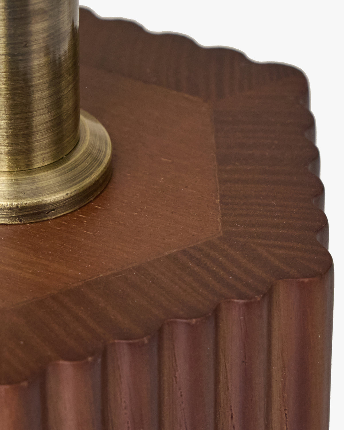 lampe de table Avaïa - socle cannelé en frêne massif teinté noyer - détail arête