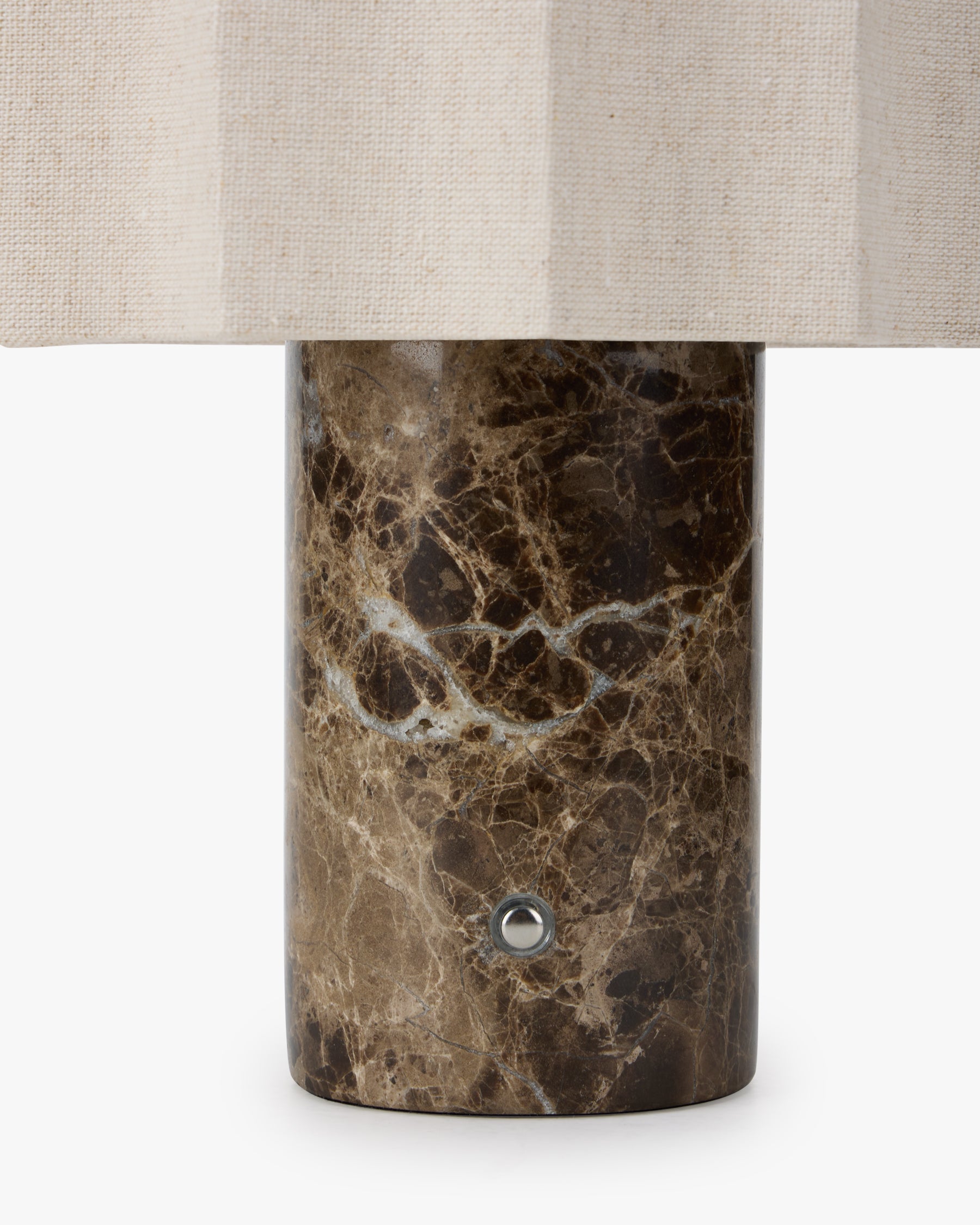 Lampe Bridget - pied marbre dark emperador et port USB-C en détail