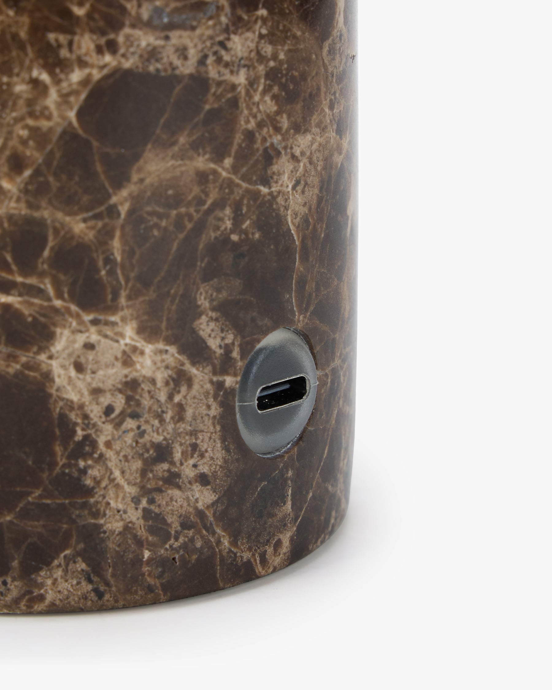 Lampe Bridget - marbre dark emperador - port USB-C en gros plan