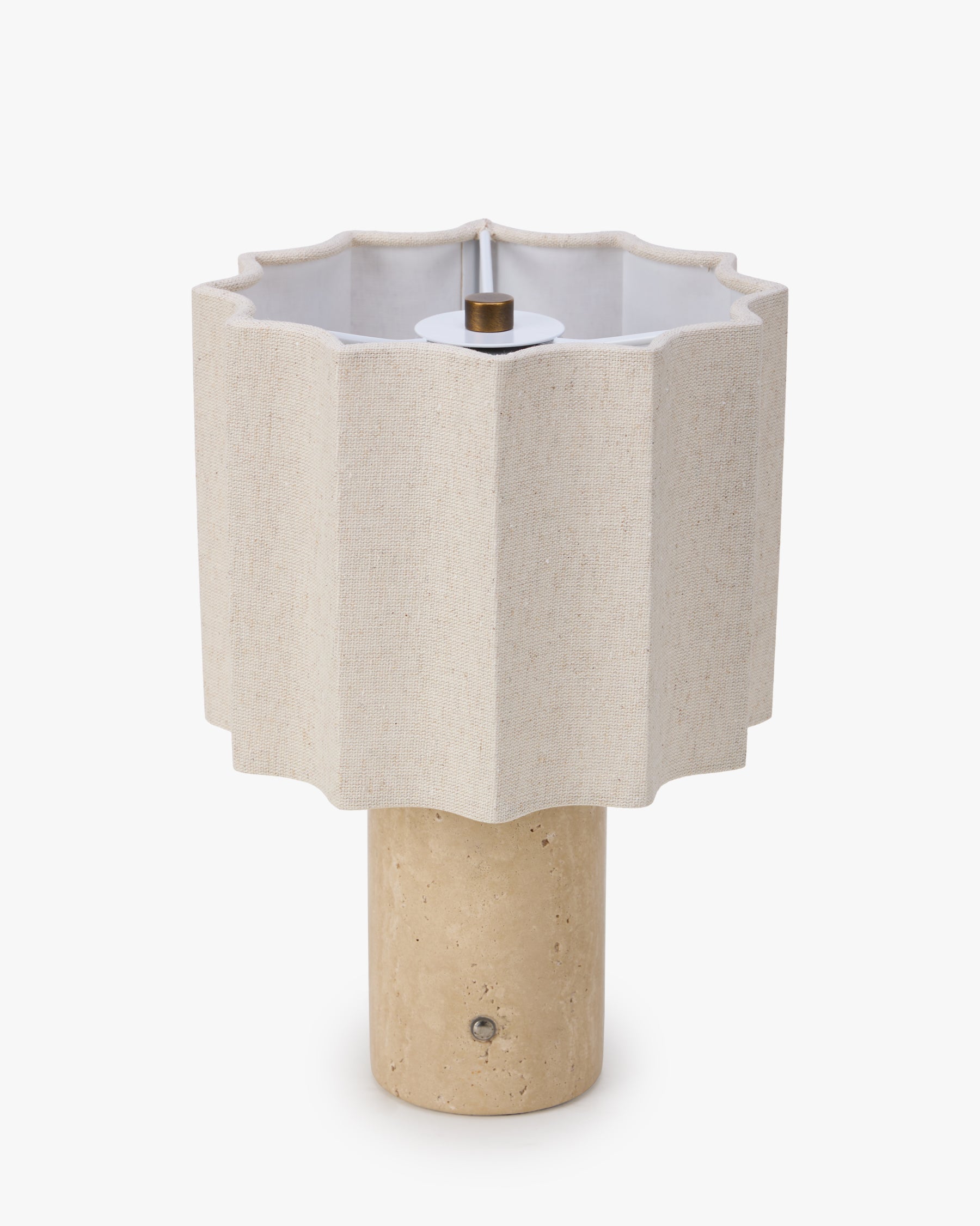Lampe Bridget - travertin blanc cassé et abat-jour lin clair - vue de face, angle différent