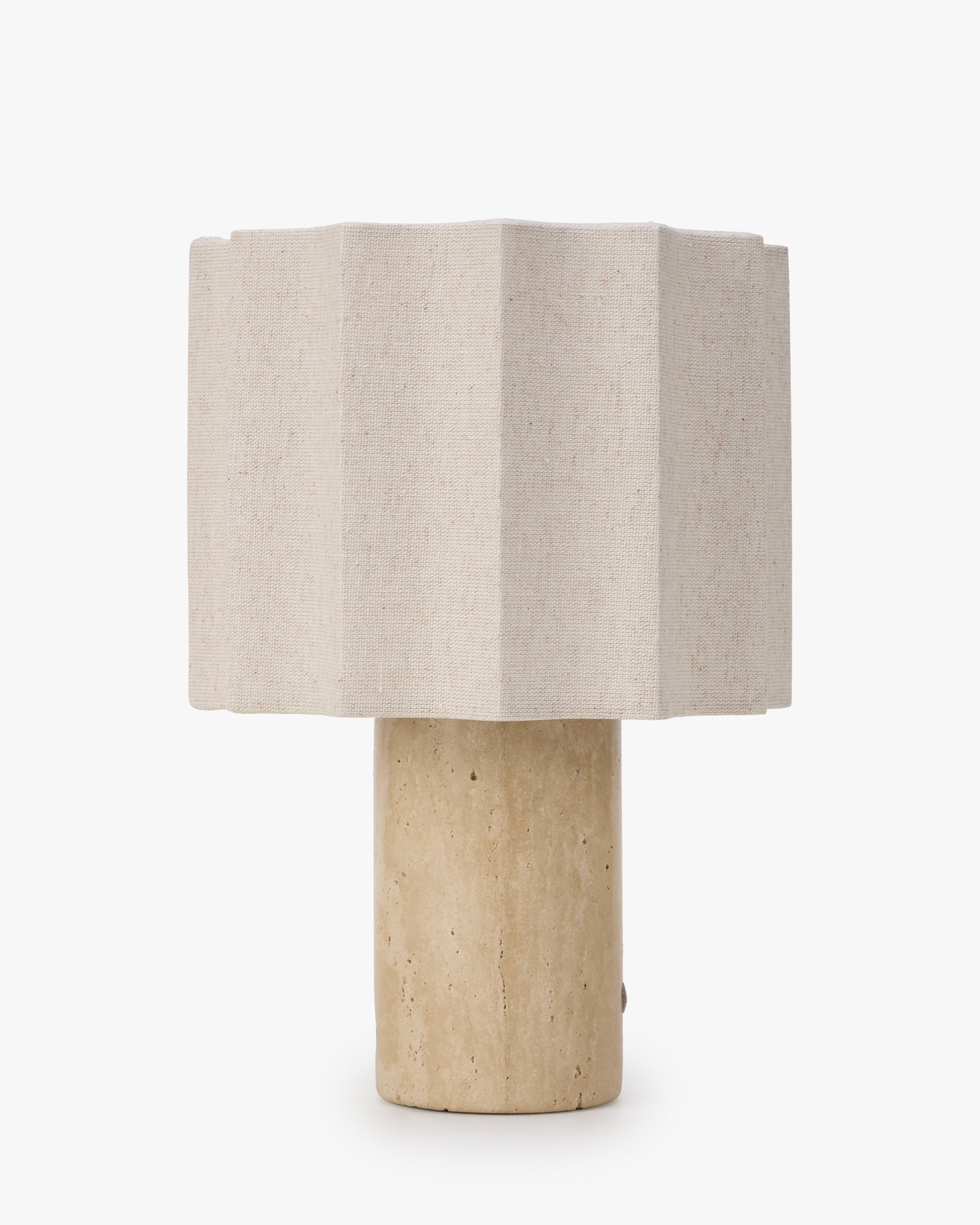 Lampe Bridget - travertin blanc cassé et abat-jour lin clair - vue de trois-quarts